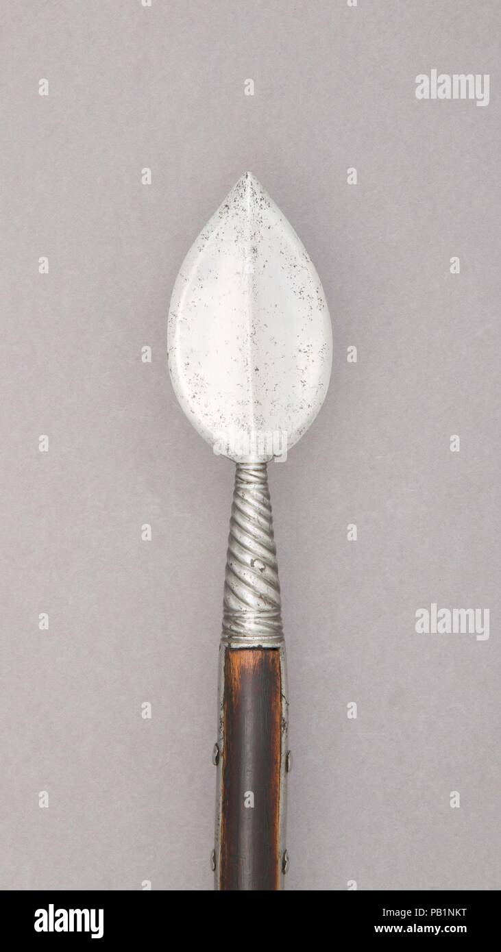 Pike. Cultura: Italiano. Dimensioni: L. 77 1/2 in. (196,9 cm); L. della testina 6 3/8 in. (16,2 cm); W. 2 1/4 in. (5.7 cm); Wt. 2 LB 2 oz. (963.9 g). Data: probabilmente 1600. Museo: Metropolitan Museum of Art di New York, Stati Uniti d'America. Foto Stock