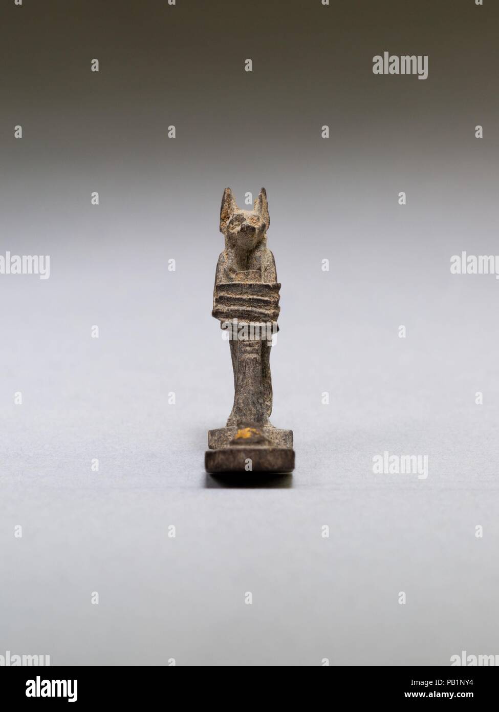 Anubi (?) di supporto di un grande djed pilastro. Dimensioni: H. 2.2 × W. 0,7 × D. 1,4 cm (7/8 × 1/4 × 9/16 in.). Data: 664-30 A.C.. Il piccolo, finemente dettagliato mulets 10.130.2439-.2445 sono tutti realizzati in legno. Amuleti di legno sono spesso dorato, ma rimasta solo la doratura è su della dea disco sun. Museo: Metropolitan Museum of Art di New York, Stati Uniti d'America. Foto Stock