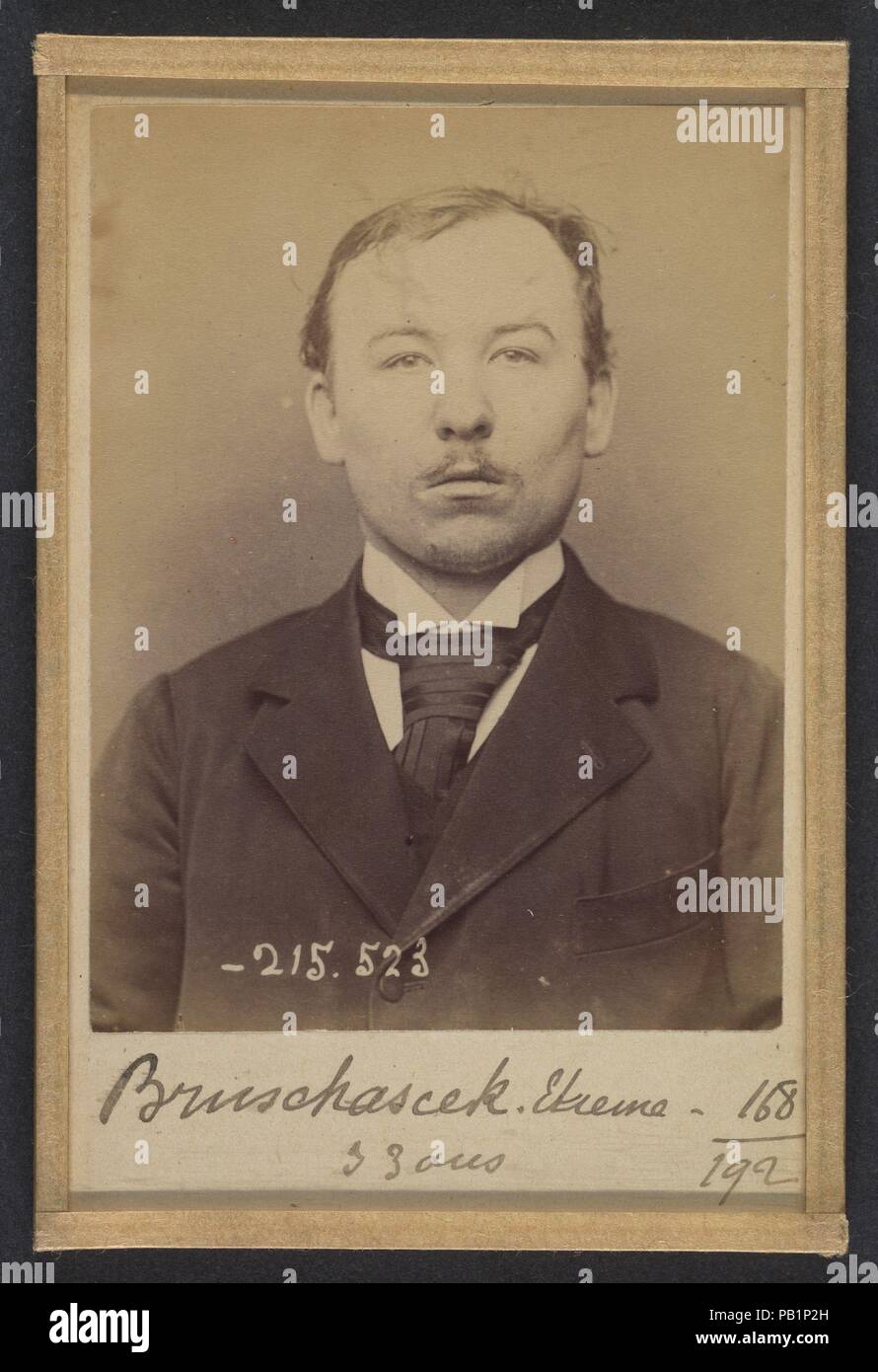 Bruchaesen. Etienne. 31 ans, né à Mag Levard (Hongrie). Tailleur d'abitudini. Anarchiste. 11/3/94. Artista: Alphonse Bertillon (Francese, 1853-1914). Dimensioni: 10,5 x 7 x 0,5 cm (4 1/8 x 2 3/4 x 3/16 in.). Data: 1894. Nato in una famiglia di illustri scienziati e studiosi di statistica, Bertillon ha iniziato la sua carriera come un impiegato dell'Ufficio di identificazione della Parigi Prefettura di Polizia nel 1879. Con il compito di mantenere affidabile di polizia record dei trasgressori, ha sviluppato il primo sistema moderno di identificazione criminale. Il sistema, che divenne noto come Bertillonage, aveva tre componenti: anthrop Foto Stock