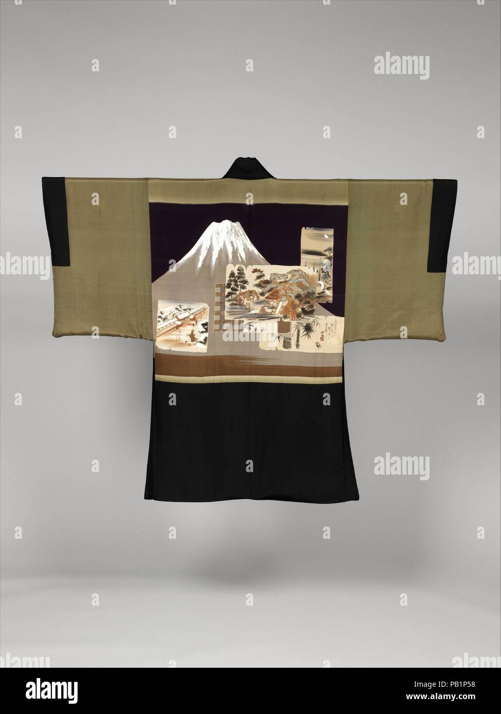 Uomo giacca formale (Haori). Cultura: il Giappone. Dimensioni: complessivo: 45 x 51 5/8 in. (114,3 x 131,1 cm). Data: agli inizi del XX secolo. Dai primi anni del ventesimo secolo, il punto focale di un elegante abbigliamento uomo aveva rivolto verso l'interno ed il rivestimento di un haori, formalmente una camicia esterna indossato su un kimono, spesso si vantava accattivanti. In questo esempio il Monte Fuji del picco innevato domina la composizione. Museo: Metropolitan Museum of Art di New York, Stati Uniti d'America. Foto Stock