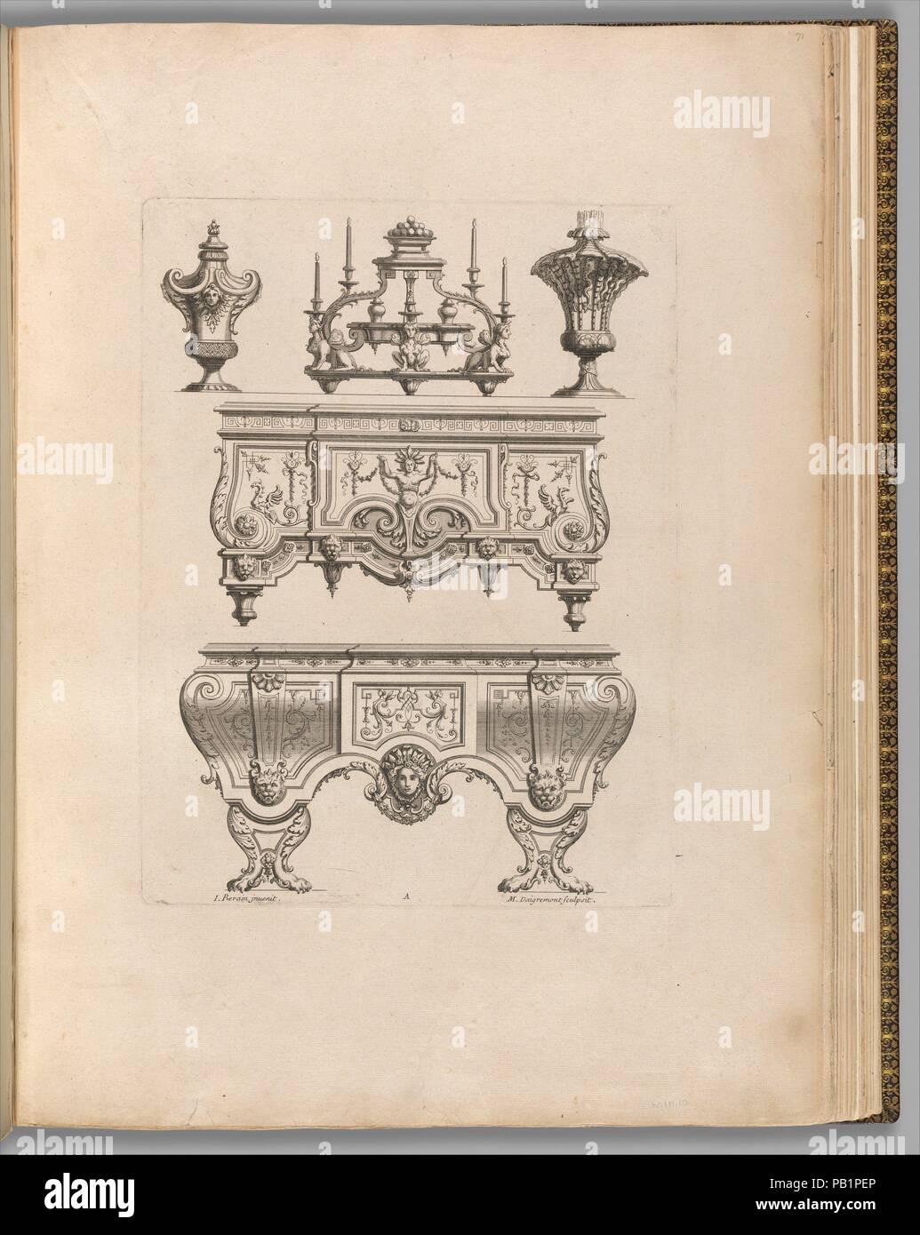 Piastra da ornamento disegni inventati da J. Berain (pagina 71). Artista e editore: Jean Berain (Francese, 1640-1711 Saint-Mihiel Parigi). Il dedicatario: Jules Hardouin Mansart (francese, Parigi 1646-1708 Marly). Dimensioni: complessivo: 20 5/16 x 16 x 1 3/4 in. (51,6 x 40,6 x 4,5 cm). Incisore: M. Daigremont (francese, active ca.1670-1700). Editore: Thuret. Data: tardo 17th-inizio del XVIII secolo. Berain del lavoro è stato molto influente ed è stato adottato per la decorazione di Boulle intarsio, arazzi e altri prodotti tessili, nonché faience. Berain, che è stato nominato chief designer alla corte francese nel 1690, è stato dare Foto Stock