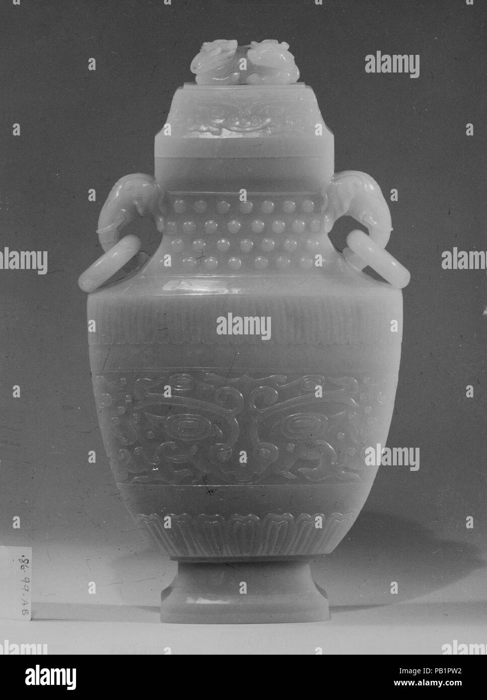 Vaso coperta. Cultura: la Cina. Dimensioni: gr. H. 9 15/16 in. (25,2 cm); W. 5 3/8 in. (13,7 cm). Data: XVIII secolo. Museo: Metropolitan Museum of Art di New York, Stati Uniti d'America. Foto Stock