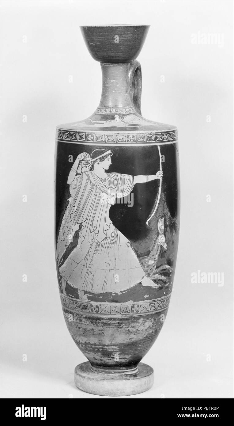 La terracotta lekythos (olio pallone). Cultura: greco, soffitta. Dimensioni: H. 6 5/16 in. (16 cm); diametro 5 9/16 in. (14,2 cm). Data: ca. 480 A.C. Sul corpo, Artemis. Sulla spalla, Nike la Provvidenza pittore, uno dei più dotati di talento seguaci del Pittore di Berlino, specializzato in piccole forme, segnatamente Nolan anfore (vasi) e lekythoi. In questo lavoro egli raffigura Artemis, la sorella di Apollo e della dea della caccia. Disegnare una freccia dalla sua faretra, ella accelera in avanti, circa a sparare. Il fulvo acceso accanto a lei è presente non solo come un attributo ma anche come indicazione della dea s Foto Stock