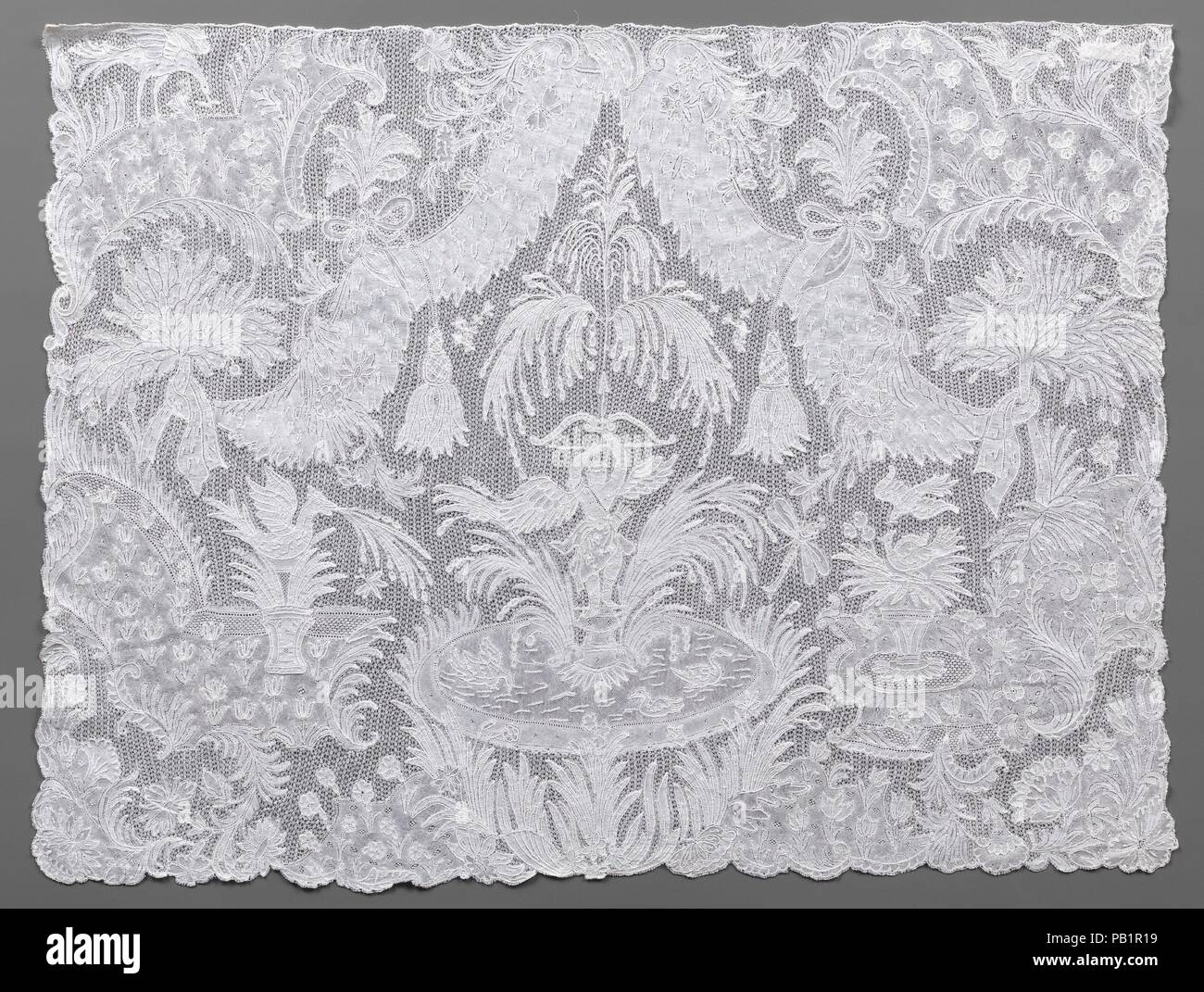 Cravat fine. Cultura: fiamminga di Bruxelles. Dimensioni: complessiva (conferma): 13 × 17 1/4 in. (33 × 43,8 cm). Data: metà del XVIII secolo. Pizzo figurale pannelli come questo sono stati elementi di colleghi di alta moda neckwear, destinato ad essere fissato alla fine di un lungo e tessuto fine cravat. Le immagini elaborate, dispendiosa in termini di tempo per raggiungere, realizzati pannelli estremamente costosi accessori. Traendo ispirazione dal contemporaneo giardini formali, il design di questo esempio centri su di una fontana con getti d'acqua che il problema dalla punta di amor di freccia sollevata e cadere per riempire una vasca per il nuoto uccelli. Impostare tra t Foto Stock