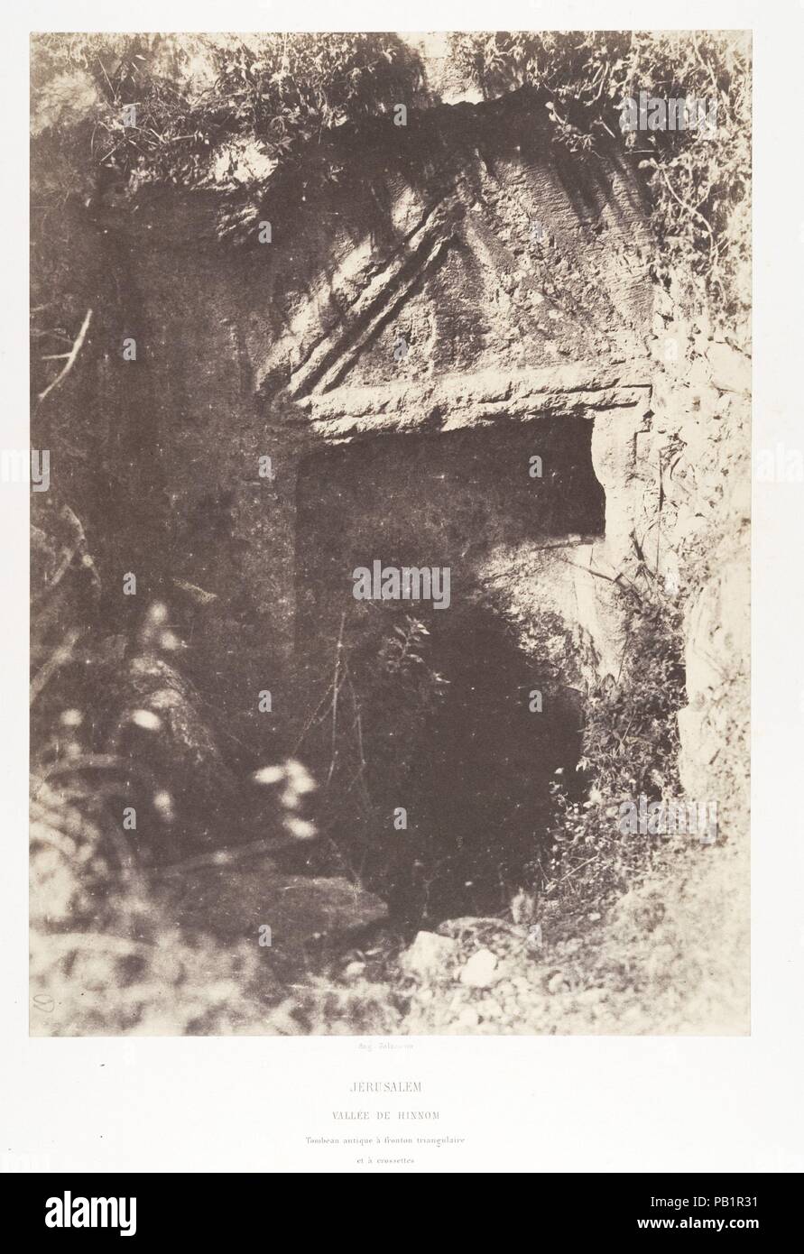 Jérusalem, Vallée de Hinnom Tombeau antique à frontone triangulaire et à crossettes. Artista: Auguste Salzmann (Francese, 1824-1872). Dimensioni: Immagine: 32,6 x 23,4 cm (12 13/16 x 9 3/16 in.). Montaggio: 59,6 x 44,4 cm (23 7/16 x 17 1/2 in.). Stampante: Imprimerie photographique de Blanquart-Évrard, à Lille (francese, attivo 1851-55). Data: 1854. Museo: Metropolitan Museum of Art di New York, Stati Uniti d'America. Foto Stock