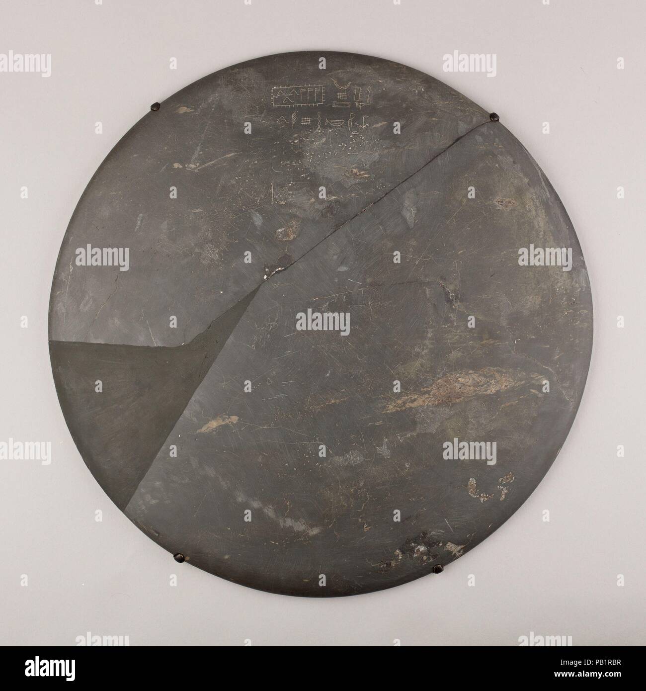 Piatto con una iscrizione la registrazione di un evento rituale. Dimensioni: diam. 39 cm (15 3/8 in.). Data: ca. 3100-2650 A.C. Museo: Metropolitan Museum of Art di New York, Stati Uniti d'America. Foto Stock