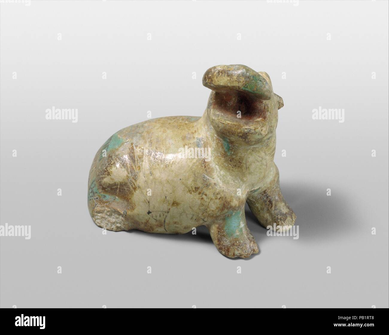 Ippopotamo figurina. Dimensioni: L. 9.8 cm (3 7/8 in). Dynasty: tarda dinastia 12-13. Data: ca. 1850-1700 A.C. Questo seduto ippopotamo è raffigurato con la testa rivolta verso il lato e la sua bocca aperta. Questo potrebbe indicare che la ippopotamo è ruggente, o che riporti i suoi denti che gli ippopotami che fare quando si senta minacciato, ad intima i loro avversari. L'interno dell'Ippona la bocca è dipinto di rosso. Museo: Metropolitan Museum of Art di New York, Stati Uniti d'America. Foto Stock