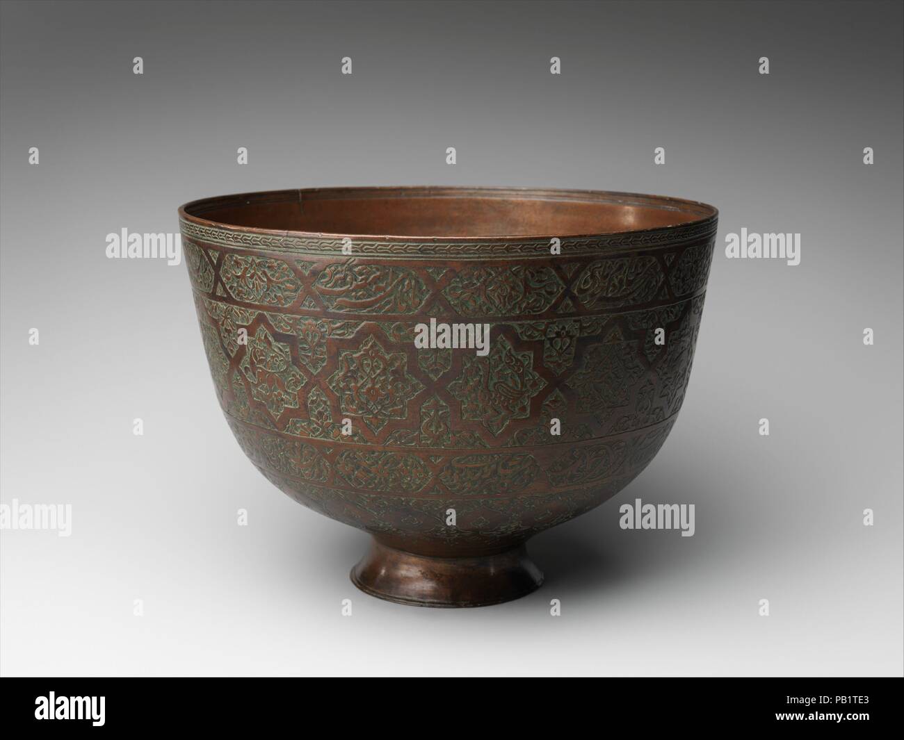 Ciotola. Dimensioni: H. 6 1/4 in. (15,9 cm) Diam. 8 3/4 in. (22,2 cm). Data: datato A.H. 1010/ A.D. 1601-2. Museo: Metropolitan Museum of Art di New York, Stati Uniti d'America. Foto Stock