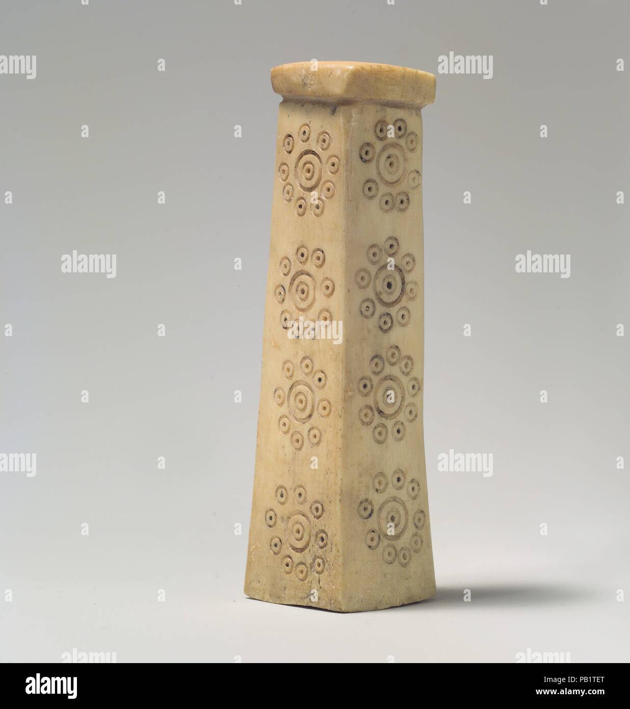 Maniglia. Cultura: l'Iran. Dimensioni: 3,39 x 0.98 in. (8,61 x 2,49 cm). Data: ca. Ix secolo A.C.. Museo: Metropolitan Museum of Art di New York, Stati Uniti d'America. Foto Stock