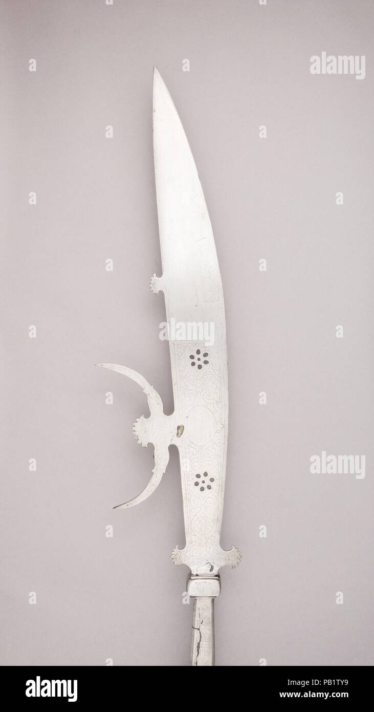 Fauchard. Cultura: Italiano. Dimensioni: L. 8 ft. 8 1/2 in. (271.7 cm); L. della testa 34 5/8 in. (88 cm); W. 8 1/4 in. (21 cm); Wt. 7 LB 2 oz. 3231.8 (g). Data: ca. 1550. Museo: Metropolitan Museum of Art di New York, Stati Uniti d'America. Foto Stock