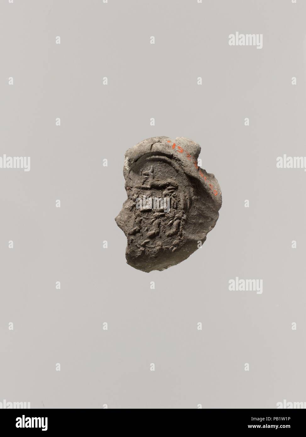 Impressione frammentaria della necropoli guarnizione da Tutankhamon's imbalsamazione Cache. Dimensioni: L. 2,5 cm (1 in.); W. 2 cm (13/16 in.). Dynasty: Dynasty 18. Regno: regno di Tutankhamon. Data: ca. 1336-1327 A.C. Questo fango e sigillatura è stata stampata con il sigillo ufficiale della necropoli tebana, un jackal oltre nove legato prigionieri. Museo: Metropolitan Museum of Art di New York, Stati Uniti d'America. Foto Stock Impressione frammentaria della necropoli guarnizione da Tutankhamon's imbalsamazione Cache. Dimensioni: L. 2,5 cm (1 in.); W. 2 cm (13/16 in.). Dynasty: Dynasty 18. Regno: regno di Tutankhamon. Data: ca. 1336-1327 A.C. Questo fango e sigillatura è stata stampata con il sigillo ufficiale della necropoli tebana, un jackal oltre nove legato prigionieri. Museo: Metropolitan Museum of Art di New York, Stati Uniti d'America. Foto Stock