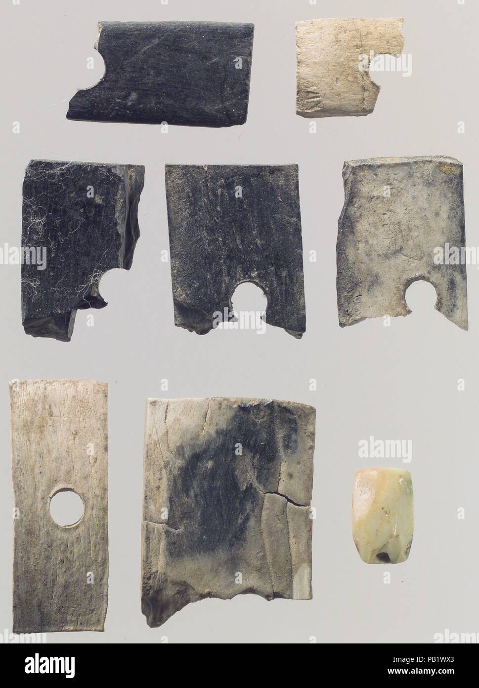 Pezzi di intarsio e tallone. Cultura: l'Iran. Dimensioni: 0,39 x 1.14 in. (0,99 x 2,9 cm). Data: ca. Ix secolo A.C.. Museo: Metropolitan Museum of Art di New York, Stati Uniti d'America. Foto Stock