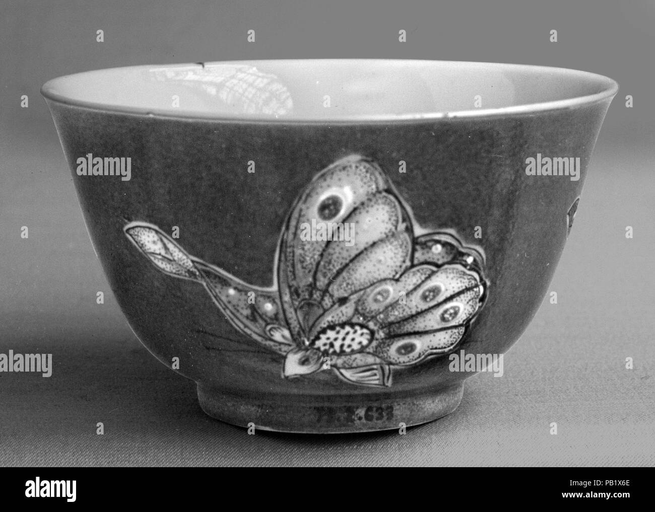 Cup con farfalle. Cultura: la Cina. Dimensioni: H. 1 5/8 in. (4.1 cm); Diam. 2 3/4 in. (7 cm). Data: XVIII secolo. Museo: Metropolitan Museum of Art di New York, Stati Uniti d'America. Foto Stock