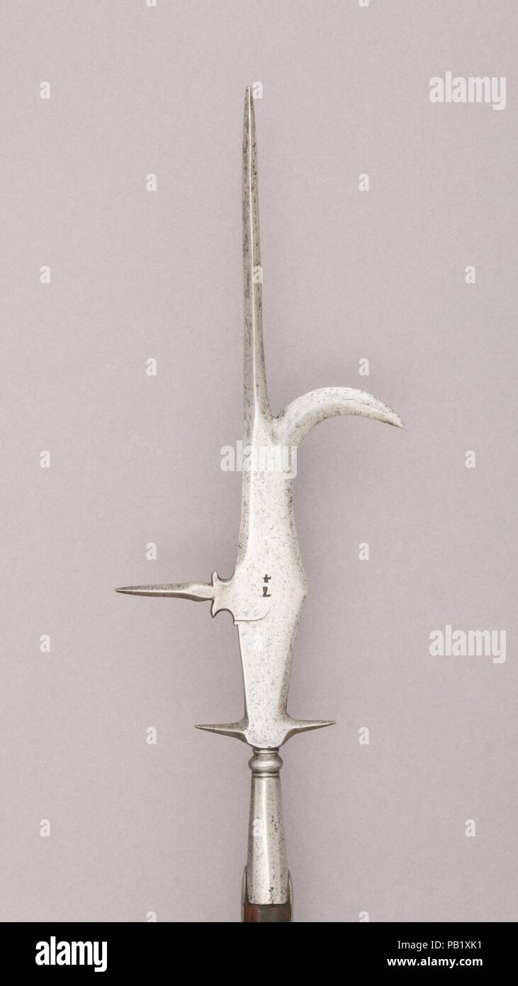 Guisarme. Cultura: Italiano. Dimensioni: L. 64 5/8 in. (164.1 cm); L. di testa 15 7/16 in. (39,2 cm); W. 5 3/4 in. (14,6 cm); Wt. 1 lb. 8.4 oz. (691.7 g). Data: XVI secolo. Museo: Metropolitan Museum of Art di New York, Stati Uniti d'America. Foto Stock