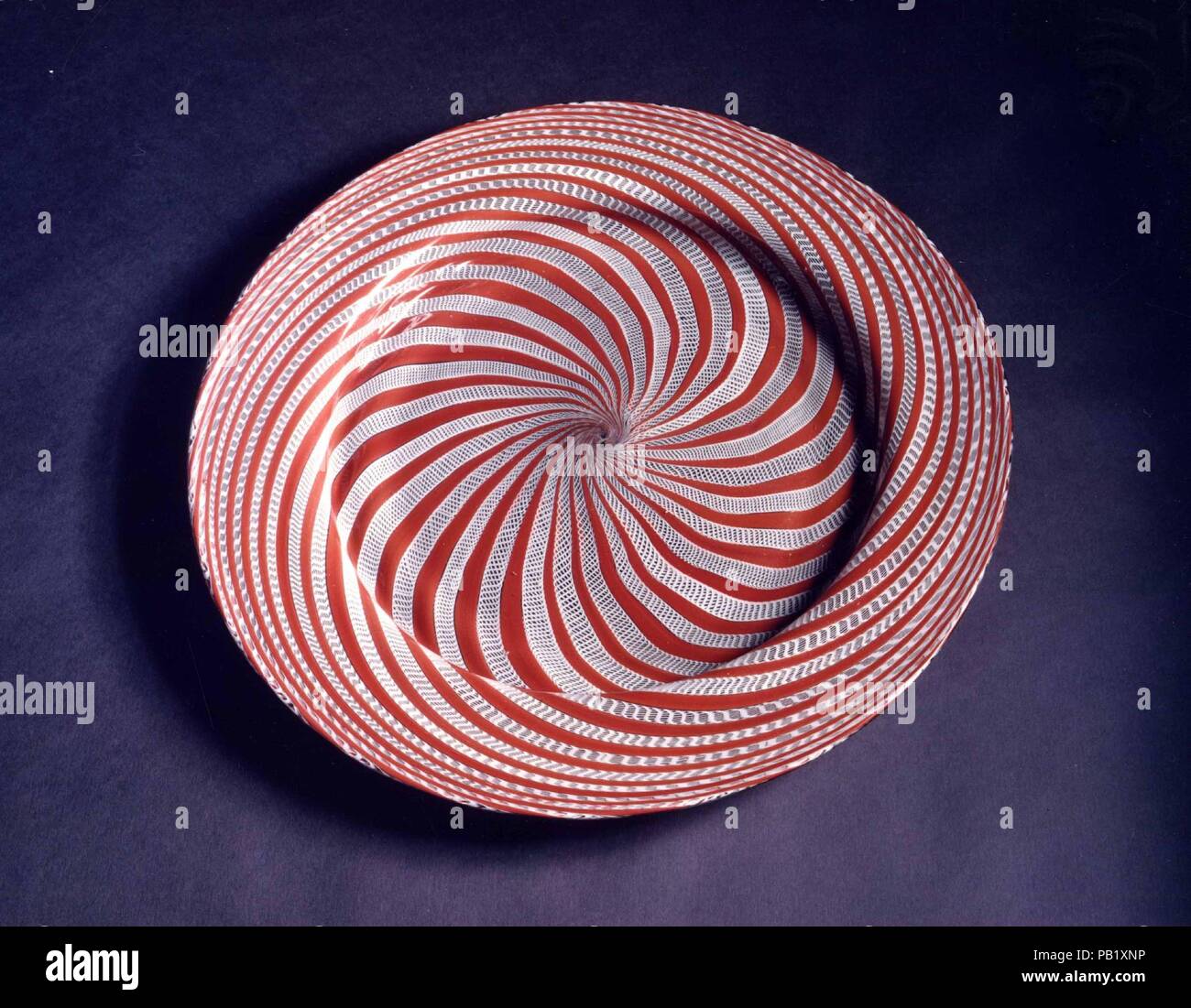 Piastra. Cultura: italiano (Venezia). Dimensioni: diam. 47,5 cm. Data: probabilmente alla fine del XVII secolo. Museo: Metropolitan Museum of Art di New York, Stati Uniti d'America. Foto Stock