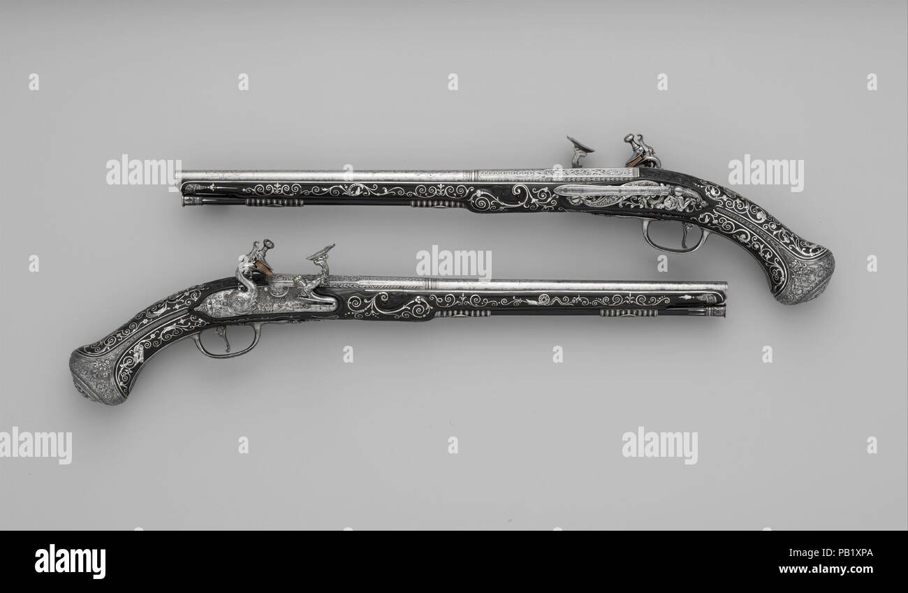 Coppia di pistole Snaphaunce. Barrelsmith: Giovan Battista Francino (italiano, Brescia, attiva la seconda metà del XVII secolo). La cultura italiana, Bargi. Dimensioni: L. di ciascuna pistola 21 1/2 in. (54,7 cm); L. di ogni canna 15. (38,2 cm); Cal. di ogni canna 1/2 in. (13 mm). Armaiolo: Matteo Cecchi, chiamato Acquafresca (italiano, Bargi, 1651-1738). Data: ca. 1690. Acquafresca è stato uno dei più talentuosi gunmakers italiano di tutti i tempi. La sua padronanza di rilievo-cesellata ed acciaio inciso era insuperabile, sebbene egli ha lavorato nel borgo isolato di Bargi, nei pressi di Bologna, egli era ben consapevole di internationa Foto Stock