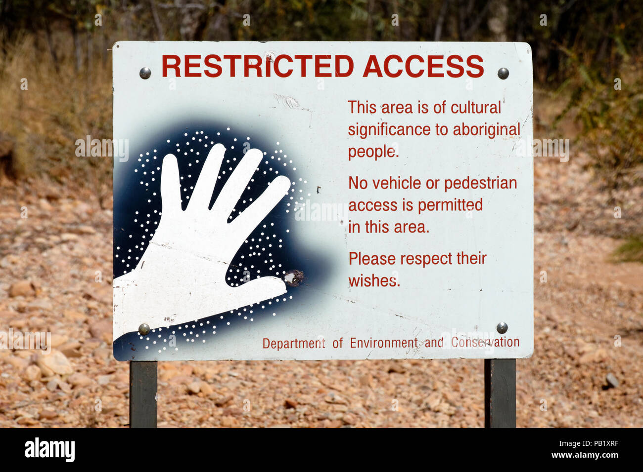 Accesso limitato segno per proteggere la cultura aborigena, Parco Nazionale di Purmululu, Kimberley, Northwest Australia Foto Stock
