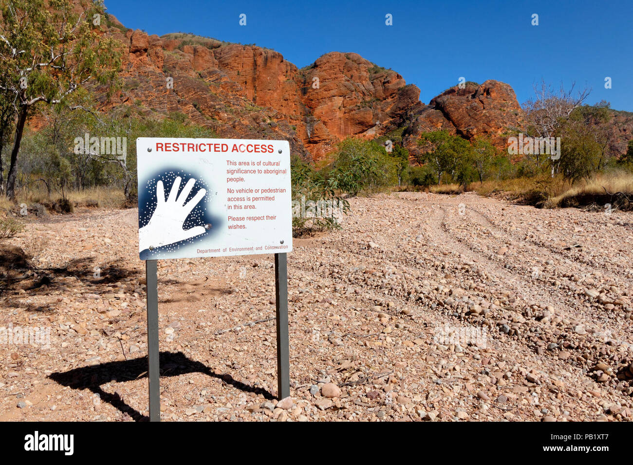 Accesso limitato segno per proteggere la cultura aborigena, Parco Nazionale di Purmululu, Kimberley, Northwest Australia Foto Stock