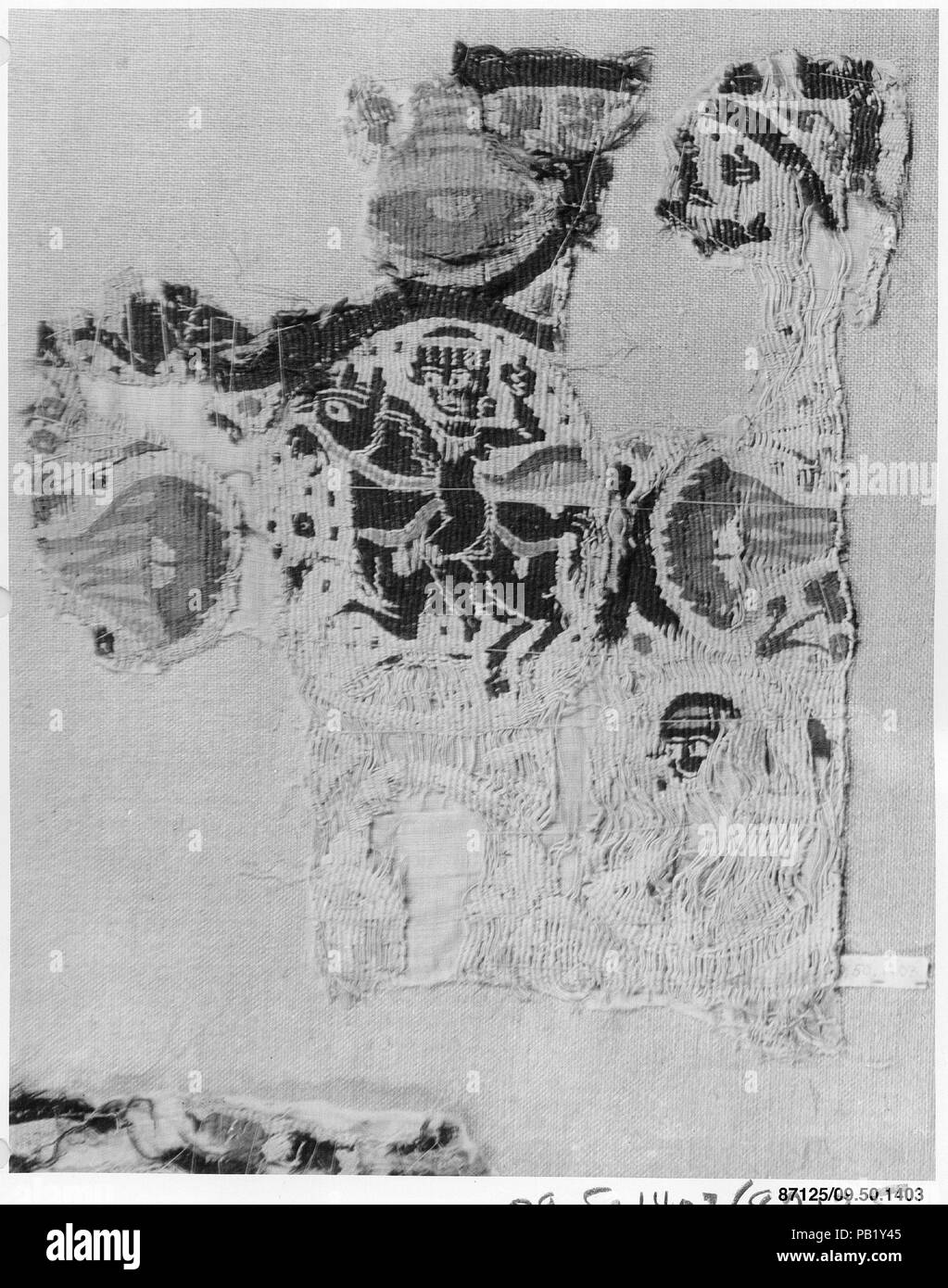 Square. Dimensioni: H. 14 1/8 in. (35,9 cm) W. 12 3/4 in. (32,4 cm). Data: 4° secolo. Museo: Metropolitan Museum of Art di New York, Stati Uniti d'America. Foto Stock Square. Dimensioni: H. 14 1/8 in. (35,9 cm) W. 12 3/4 in. (32,4 cm). Data: 4° secolo. Museo: Metropolitan Museum of Art di New York, Stati Uniti d'America. Foto Stock