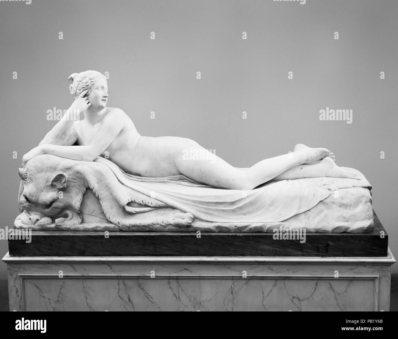 Reclining Naiad. Artista: Antonio Canova (italiano, Possagno 1757-1822 Venezia) , e il suo studio. La cultura italiana, Roma. Dimensioni: complessiva (wt. confermata): 35 × 75 × 32 1/2 in., 2558 lb. (88,9 × 190,5 × 82,6 cm, 1160.3 kg). Patrono: commissionato da John Bligh, 4° Conte di Darnley. Data: 1819-24. Questa è una variante della Venere reclinabili con Cupido, ora in Buckingham Palace, che è stato fatto per il Signore Cawdor nel 1814 e ceduto da lui il Principe Reggente. 1970.1, commissionato dal quarto conte di Darnley, è stato completato dalla Casa del Canova assistents dopo la sua morte e consegnato al conte a Cobham Hall Foto Stock