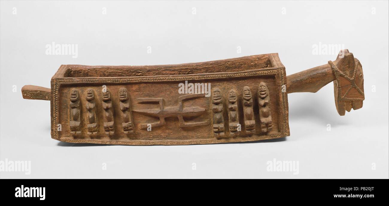 Vaso rituale: Cavallo con figure (Aduno Koro). Cultura: popoli Dogon. Dimensioni: H. 20 1/2 x L.93 x D. 18 1/2 in. (52.1 x 236.2 x 47 cm). Data: 16th del XIX secolo. Questa monumentale recipiente è stato tenuto nella casa di una linea di discendenza in testa in una comunità Dogon. Esso è stato utilizzato durante un rituale annuale noto come 'goru' per tenere le offerte dedicate alla Amma il Creatore e gli antenati. Eseguita al momento del solstizio d'inverno, la cerimonia rappresenta il culmine di rituali che celebrano la più importante raccolta di miglio, la cui abbondanza sosterrà la famiglia nel prossimo anno. Tali opere ha Foto Stock