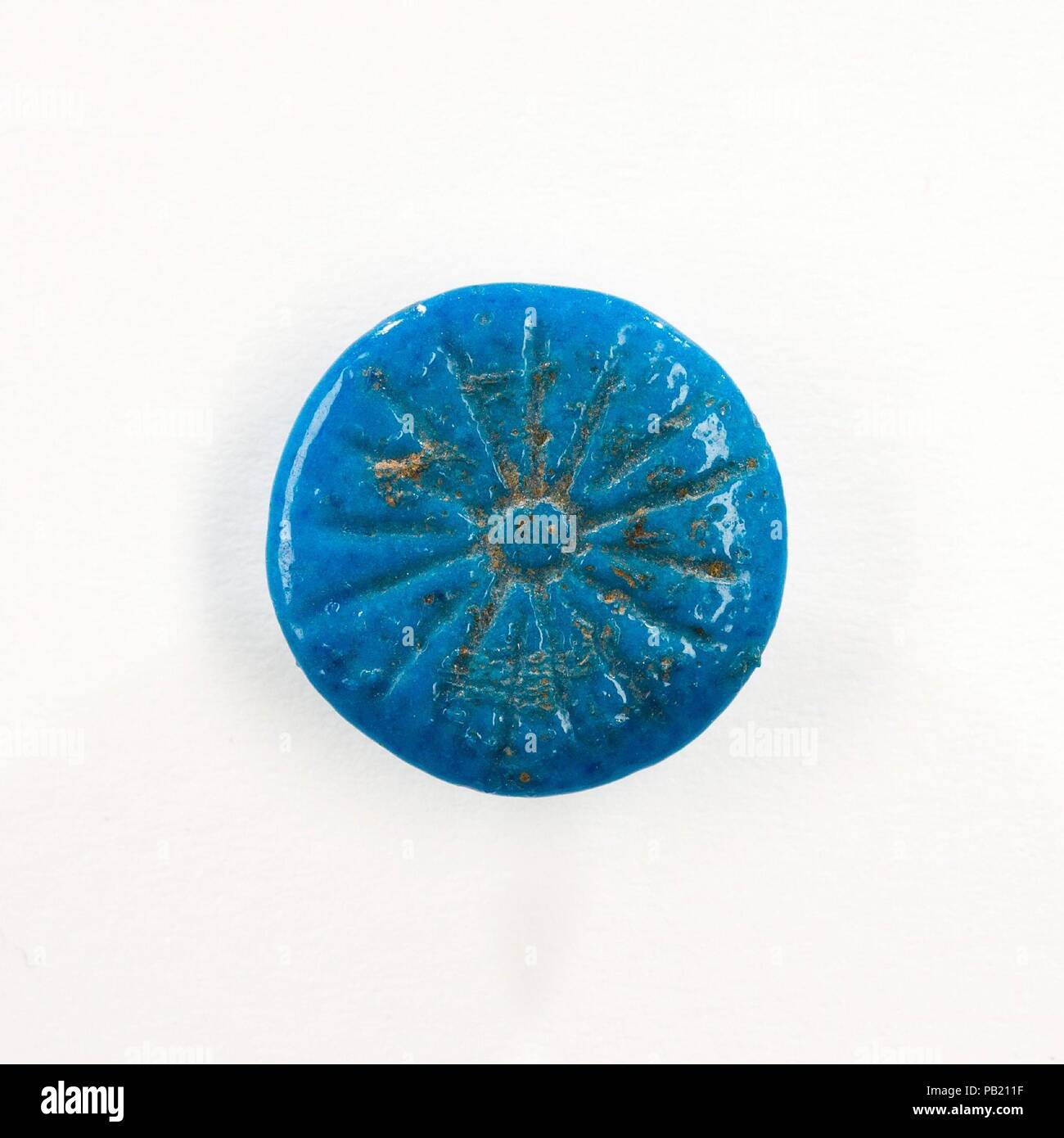 Ornamento votive. Dimensioni: diam. 1,6 cm (5/8 in.). Dynasty: Dynasty 18. Data: ca. 1479-1458 A.C. Museo: Metropolitan Museum of Art di New York, Stati Uniti d'America. Foto Stock