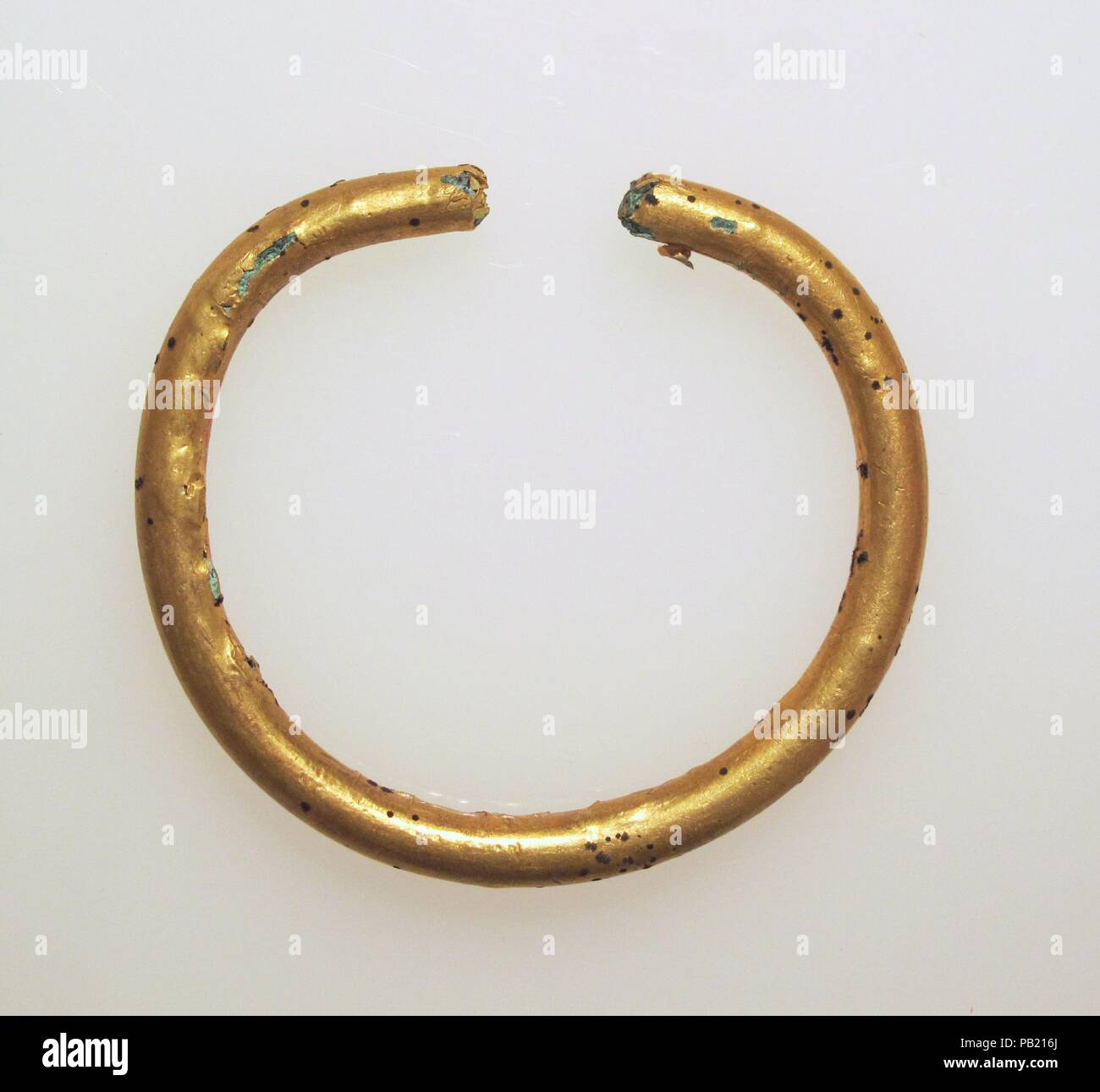 Bracciale in bronzo dorato. Cultura: cipriota. Dimensioni: Altri: 2 7/16 x 2 3/4 × 1/4 in. (6,3 × 7,1 × 0,6 cm). Museo: Metropolitan Museum of Art di New York, Stati Uniti d'America. Foto Stock