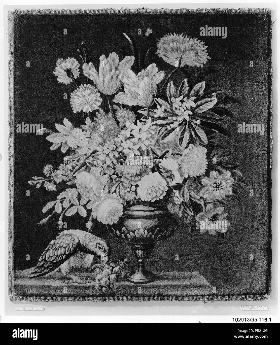 Fiori in un vaso d'oro, con un pappagallo. Cultura: francese, Parigi. Dimensioni: H. 30 1/2 x W. 26 pollici 77,5 x 66 cm. Manifattura: Savonnerie Manufactory (manifattura, stabilito 1626; Fabbricazione Royale, stabilito 1663). Data: fine del XVII o agli inizi del XVIII secolo. Museo: Metropolitan Museum of Art di New York, Stati Uniti d'America. Foto Stock