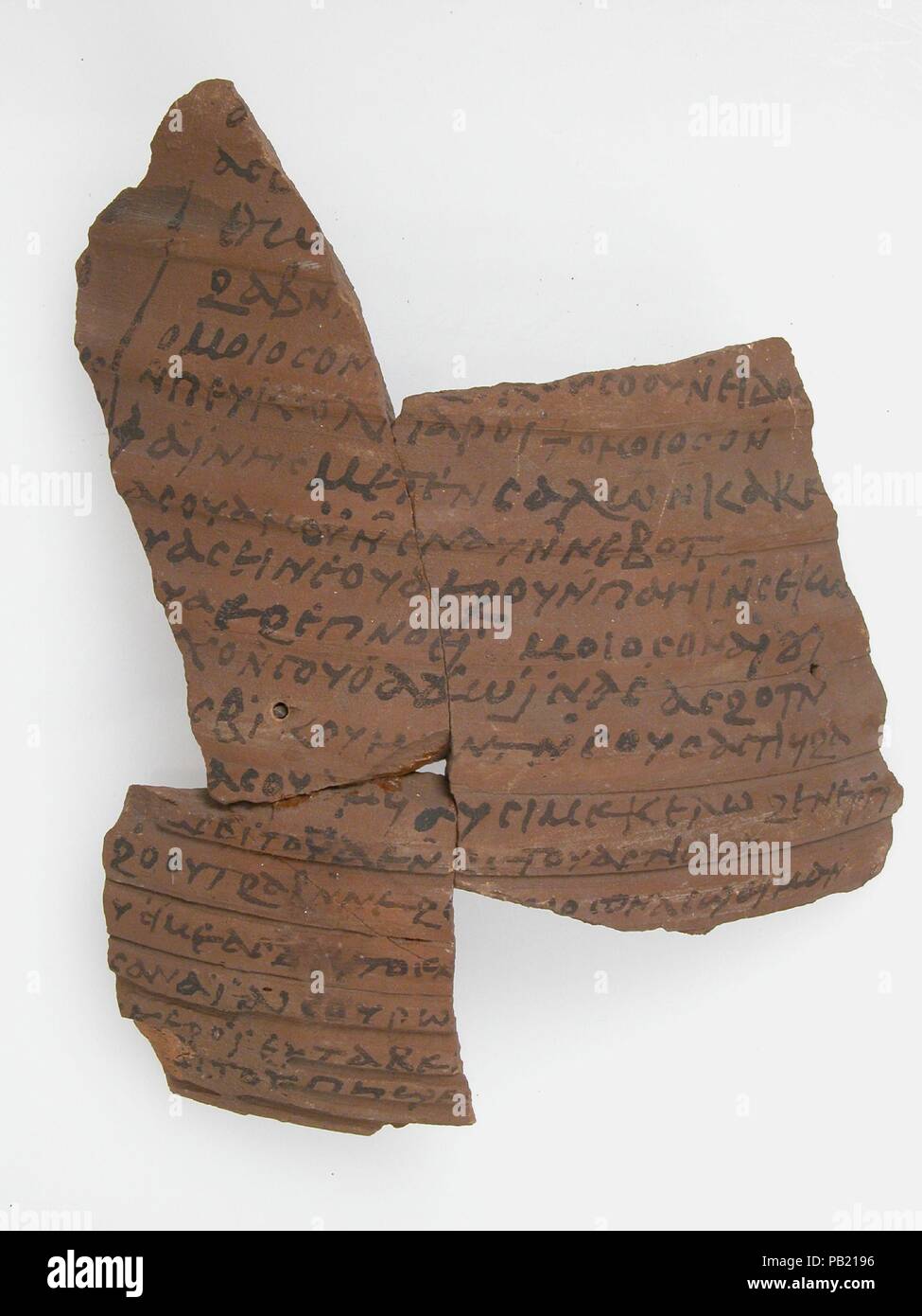 Ostrakon. Cultura: copto. Dimensioni: complessiva (uniti con 12.180.203): 6 1/2 x 5 7/8 in. (16,5 x 15 cm) 14.1.51 solo: 3 3/8 x 3 11/16 in. (8,5 x 9,3 cm). Data: 600. Museo: Metropolitan Museum of Art di New York, Stati Uniti d'America. Foto Stock