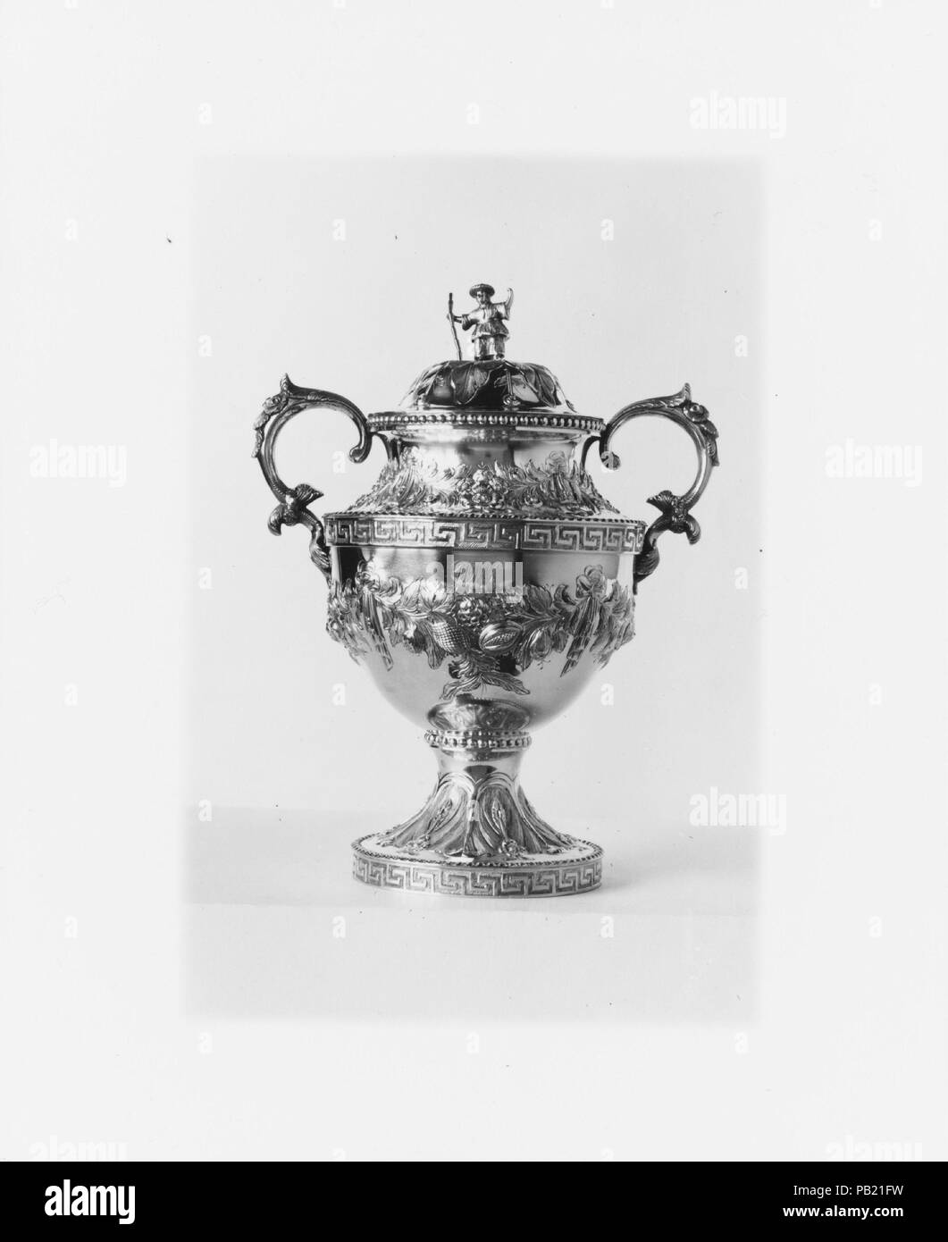 Sugar Bowl. Cultura: American. Dimensioni: complessivo: 10 1/4 x 7 7/8 x 5 1/2 in. (26 x 20 x 14 cm); 28 oz. 11 dwt. (887.5 g) corpo: H. 8 1/2 in. (21,6 cm); 24 oz. 13 dwt. (766.8 g) Copertura: 2 1/2 x 3 7/8 in. (6,4 x 9,8 cm); 3 oz. 18 dwt. (120.7 g). Autore: Robert e William Wilson (active ca. 1825-ca.1846). Data: 1835-45. Museo: Metropolitan Museum of Art di New York, Stati Uniti d'America. Foto Stock