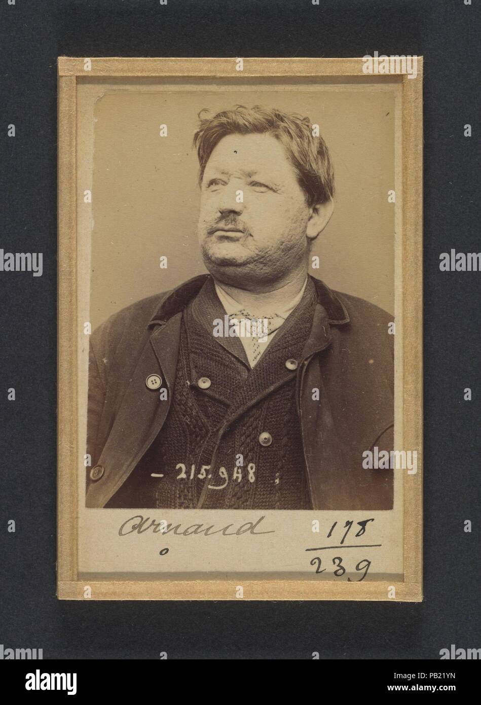 Arnaud. Eugène. 47 ans, né à Villeveyrac (Hérault). Ferblantier. Anarchiste. 20/3/94. Artista: Alphonse Bertillon (Francese, 1853-1914). Dimensioni: 10,5 x 7 x 0,5 cm (4 1/8 x 2 3/4 x 3/16 in.). Data: 1894. Nato in una famiglia di illustri scienziati e studiosi di statistica, Bertillon ha iniziato la sua carriera come un impiegato dell'Ufficio di identificazione della Parigi Prefettura di Polizia nel 1879. Con il compito di mantenere affidabile di polizia record dei trasgressori, ha sviluppato il primo sistema moderno di identificazione criminale. Il sistema, che divenne noto come Bertillonage, aveva tre componenti: mi antropometriche Foto Stock