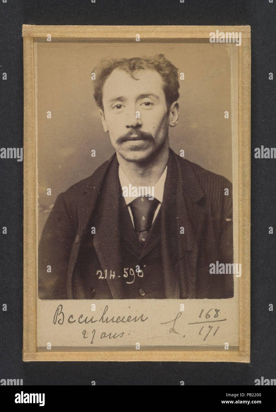 Becu. Lucien. 27 ans, né à la Conté d'Abigny (Pas-de-Calais). Garçon de café. Pas de motif. 22/2/94. Artista: Alphonse Bertillon (Francese, 1853-1914). Dimensioni: 10,5 x 7 x 0,5 cm (4 1/8 x 2 3/4 x 3/16 in.). Data: 1894. Nato in una famiglia di illustri scienziati e studiosi di statistica, Bertillon ha iniziato la sua carriera come un impiegato dell'Ufficio di identificazione della Parigi Prefettura di Polizia nel 1879. Con il compito di mantenere affidabile di polizia record dei trasgressori, ha sviluppato il primo sistema moderno di identificazione criminale. Il sistema, che divenne noto come Bertillonage, aveva tre componenti: un Foto Stock