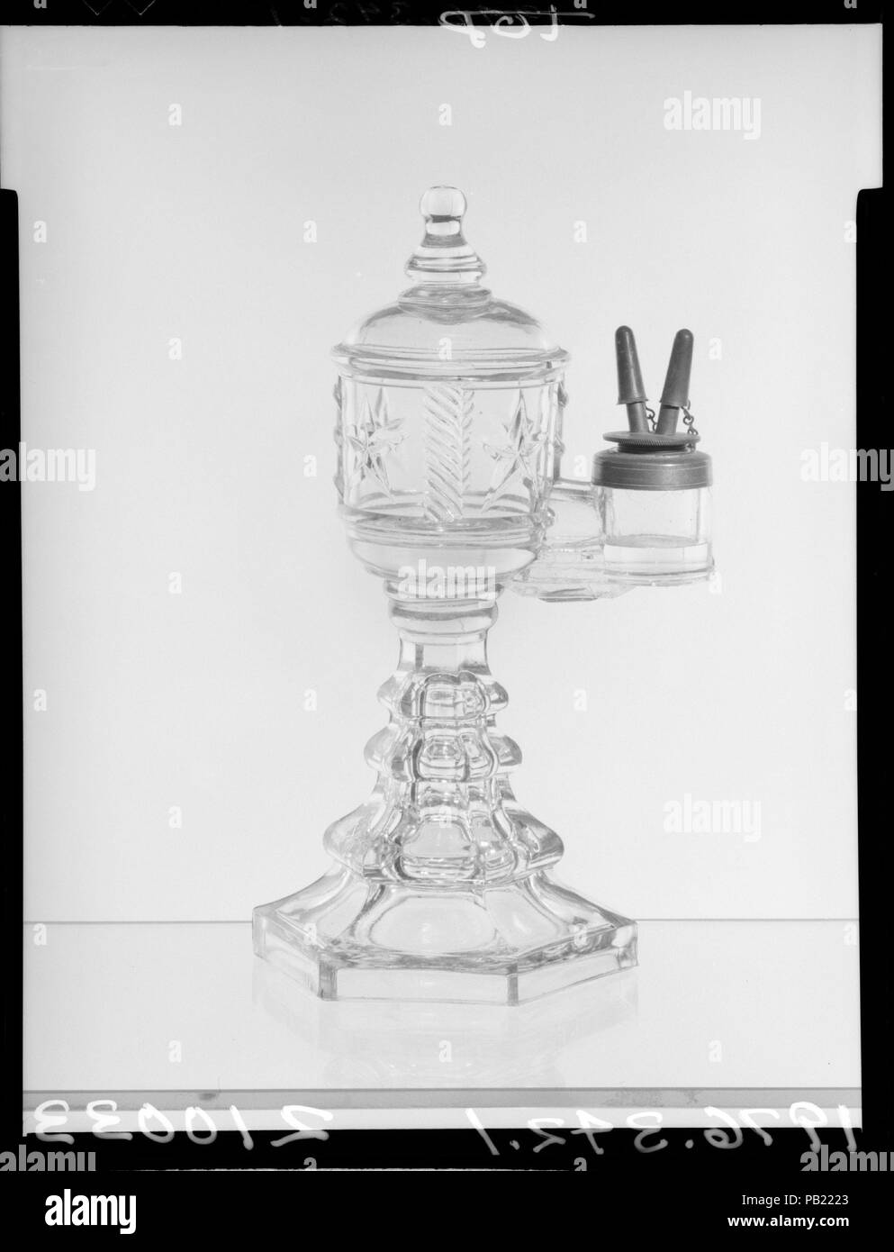 Lampada. Cultura: American. Dimensioni: H. 9 3/4 in. (24,8 cm). Data: ca. 1860. Museo: Metropolitan Museum of Art di New York, Stati Uniti d'America. Foto Stock