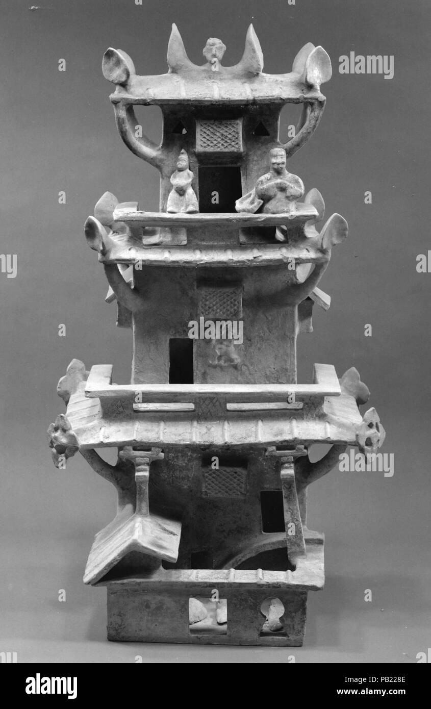 Multistoried torre di vedetta con corte anteriore. Cultura: la Cina. Dimensioni: H. 33 1/4 in. (84,5 cm); W. 18 1/8 in. (46 cm). Data: ca. 1st-inizio del III secolo. Modelli di ceramiche di case e le strutture delle aziende agricole sono state incluse comunemente in Han Orientali sepolture a fornire per l'oltretomba. Museo: Metropolitan Museum of Art di New York, Stati Uniti d'America. Foto Stock