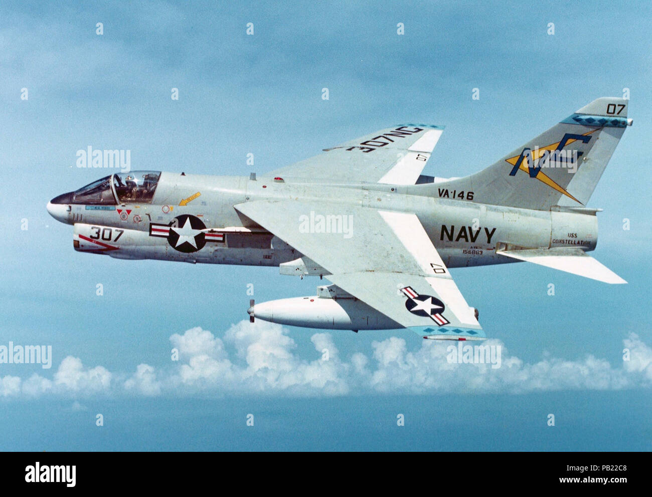 A-7E Corsair II di VA-146 in volo il 16 novembre 1974 Foto Stock