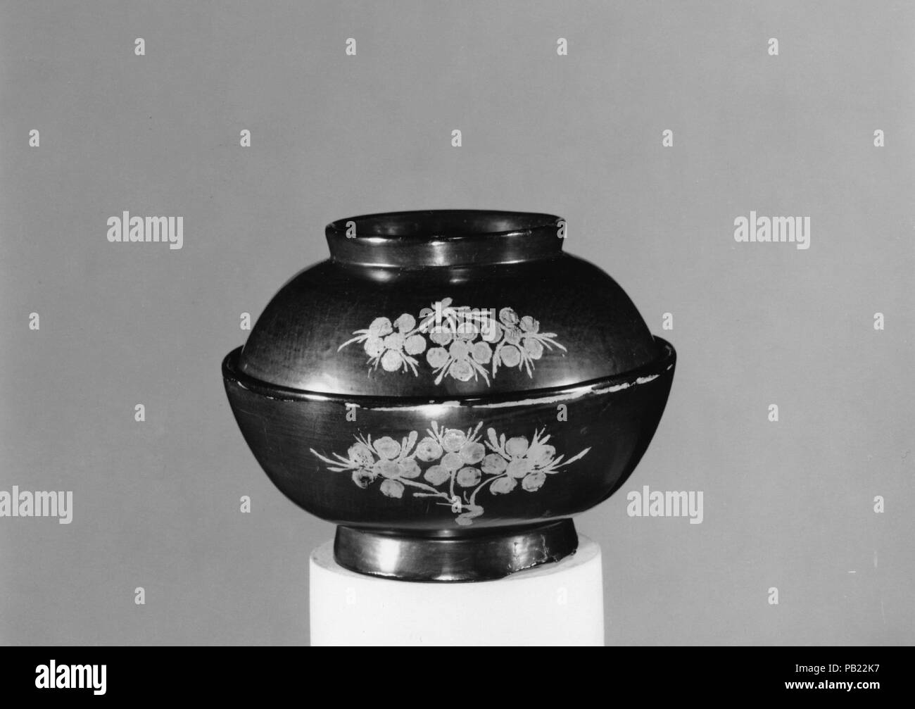 Lidded ciotola. Cultura: il Giappone. Dimensioni: H. 5. (12,7 cm); Diam. 5 a. (12,7 cm). Data: XVIII secolo. Museo: Metropolitan Museum of Art di New York, Stati Uniti d'America. Foto Stock