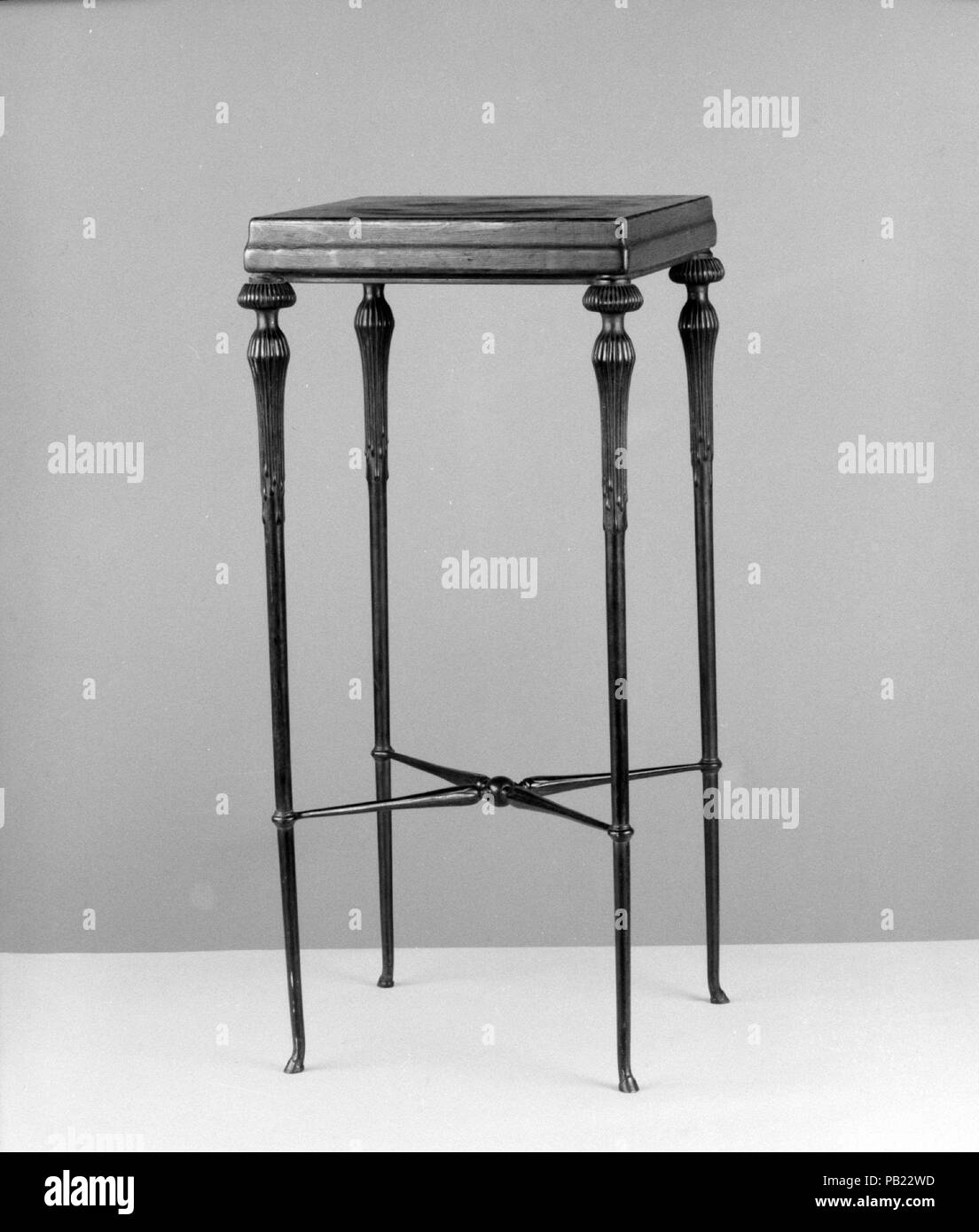 Tabella. Cultura: American. Progettista: progettato da Louis Comfort Tiffany (American, New York 1848-1933 New York). Dimensioni: 30 1/4 x 14 1/2 x 14 1/2 in. (76,8 x 36,8 x 36,8 cm). Autore: Tiffany Studios (1902-32). Produttore: attribuita al vetro Tiffany e azienda di decorazione (American, 1892-1902) o. Data: 1890-1905. Mobili da Tiffany Studios conta tra i più eclettici e insolito pezzi prodotti durante il tardo diciannovesimo e all'inizio del ventesimo secolo. Questo piccolo bronzo e tavolo in legno di quercia deve la sua progettazione di prototipi in antichità: la sua forma ricorda quella di abbattibile di greche e romane e sta Foto Stock