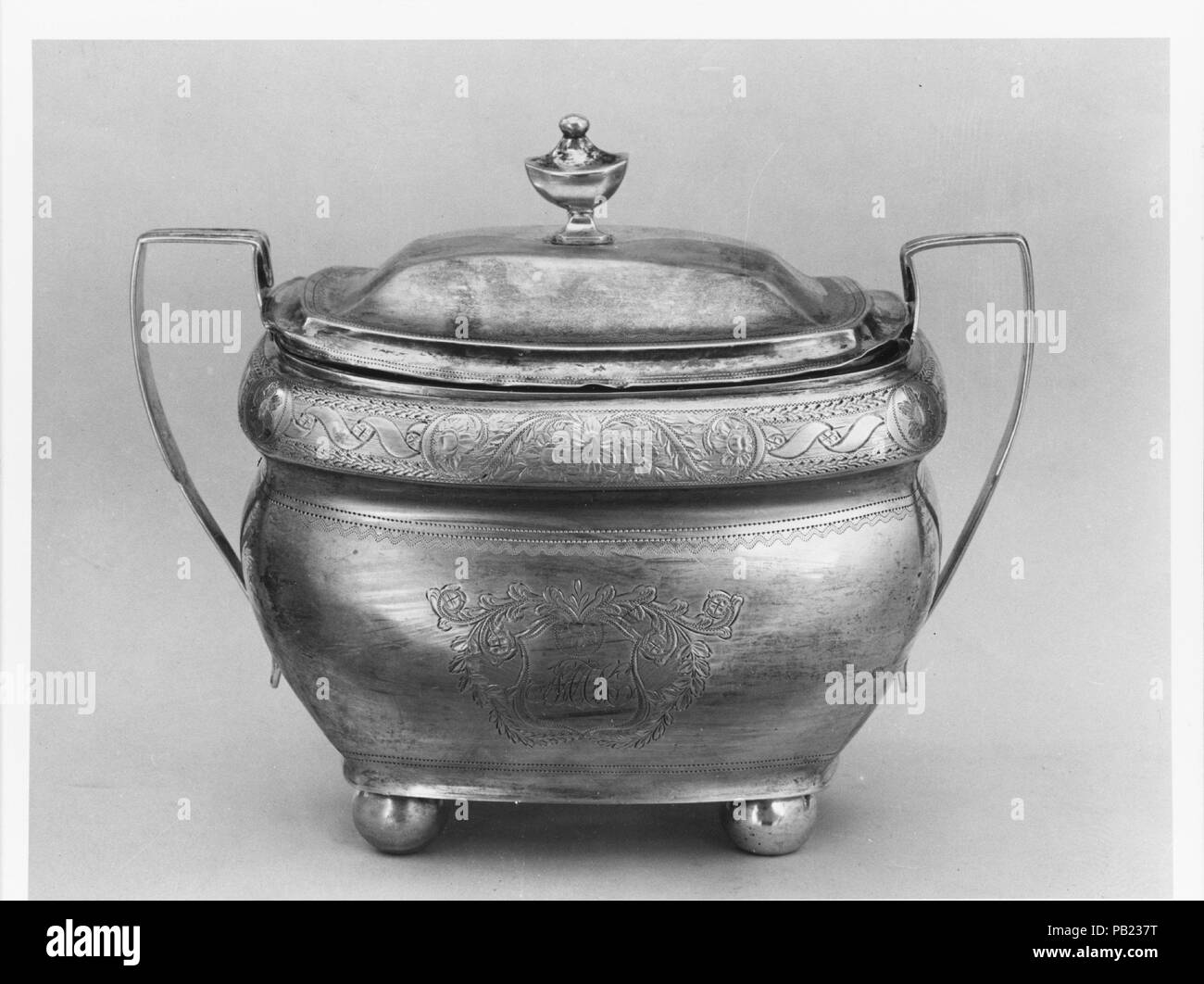 Sugar Bowl. Cultura: American. Dimensioni: complessivo: 6 1/8 x 8 x 4 3/16 in. (15.6 x 20.3 x 10.6 cm); 15 oz. 17 dwt. (493,3 g) corpo: 5 3/16 in. (13,2 cm); 12 oz. 3 dwt. (377.8 g) Copertura: 1 15/16 x 5 1/2 x 3 7/16 in. (4,9 x 14 x 8,7 cm); 3 oz. 14 dwt. (115,5 g). Maker: Hugh Wishart (active ca. 1793-1824). Data: 1800-1830. Museo: Metropolitan Museum of Art di New York, Stati Uniti d'America. Foto Stock