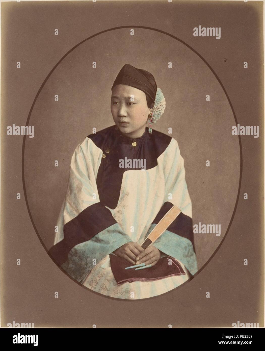 Fille de Lanxchow. Artista: Raimund von Stillfried (Austriaco, 1839-1911). Dimensioni: 23,7 x 19,2 cm (9 5/16 x 7 9/16 in.). Data: 1870s. Museo: Metropolitan Museum of Art di New York, Stati Uniti d'America. Foto Stock