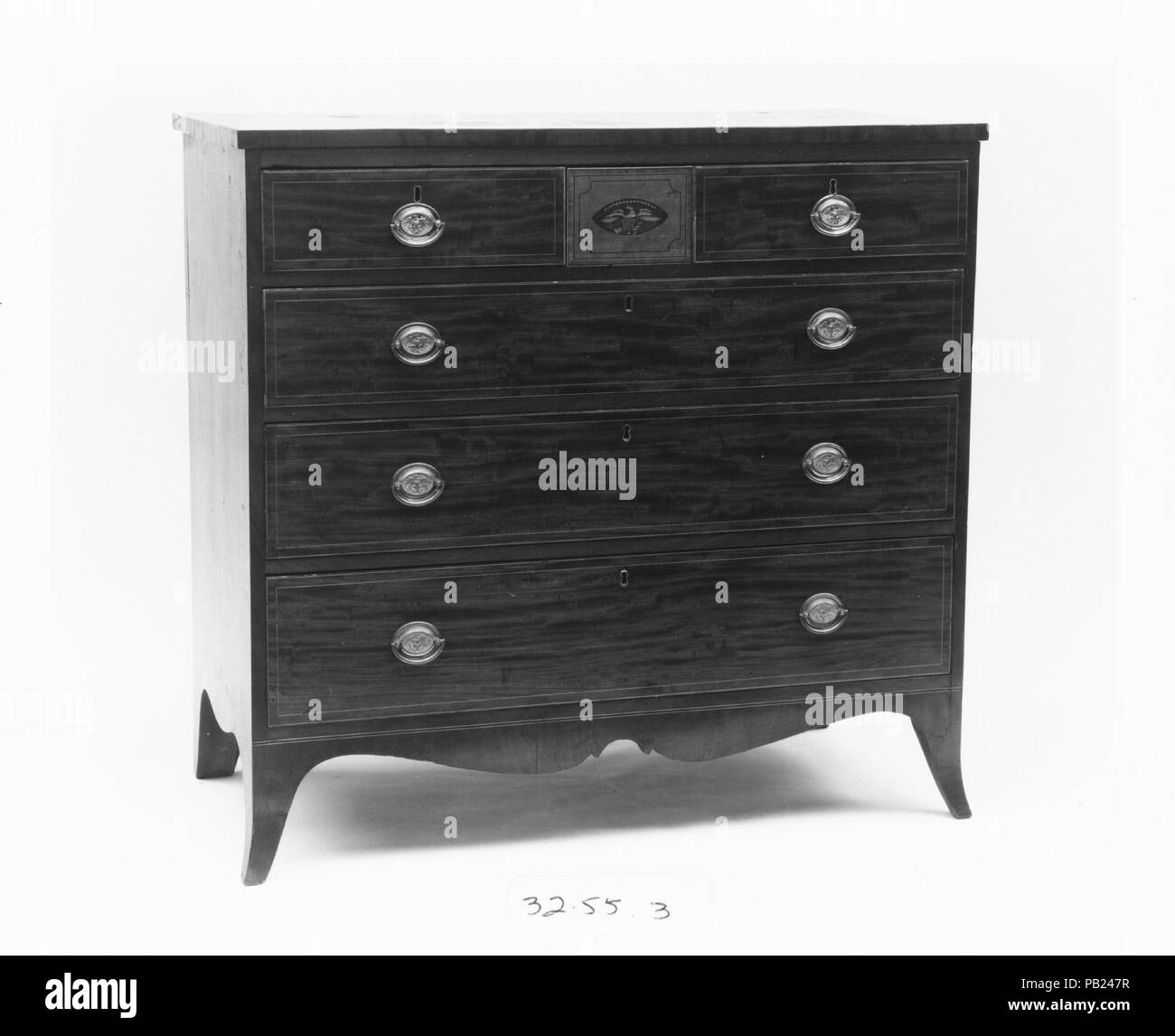 Cassettiera. Cultura: American. Dimensioni: 40 3/4 x 43 5/8 x 21 1/2 in. (103,5 x 110,8 x 54,6 cm). Autore: Michael Allison (1773-1855). Data: 1800-1810. Museo: Metropolitan Museum of Art di New York, Stati Uniti d'America. Foto Stock