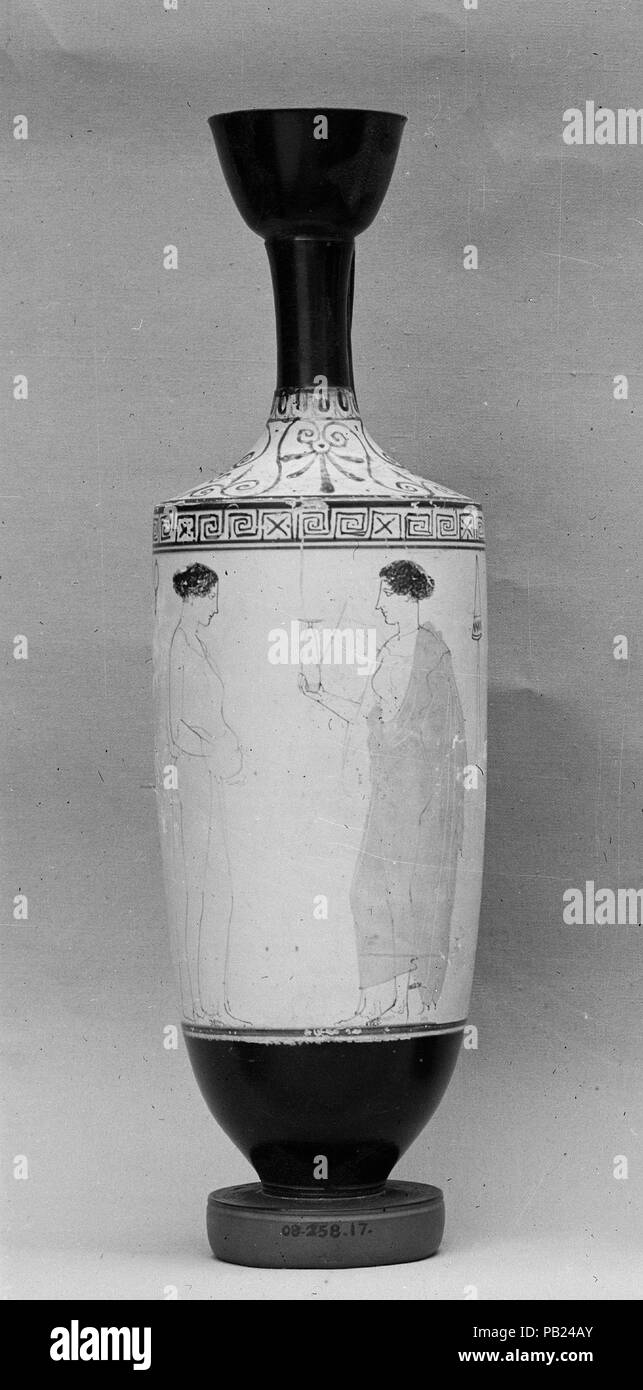 La terracotta lekythos (olio pallone). Cultura: greco, soffitta. Dimensioni: H. 11 7/8 in. (30,2 cm). Data: ca. 440 A.C. Due donne le due sakkoi (snood) e lo specchio appeso alla parete indicano che le donne sono in interni. Il pigmento che originariamente reso i vestiti di uno a sinistra è perso, e l'artista del disegno preparatorio è visibile. Ella è la legatura del nastro che consente alla parte superiore del suo chiton (indumento intimo) a cadere come una camicetta. La sua compagna contiene un alabastron (profumo vaso). Museo: Metropolitan Museum of Art di New York, Stati Uniti d'America. Foto Stock