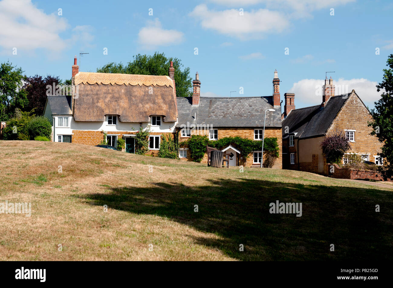 Cottage sul verde nella calda estate secca di 2018, Creaton, Northamptonshire, England, Regno Unito Foto Stock