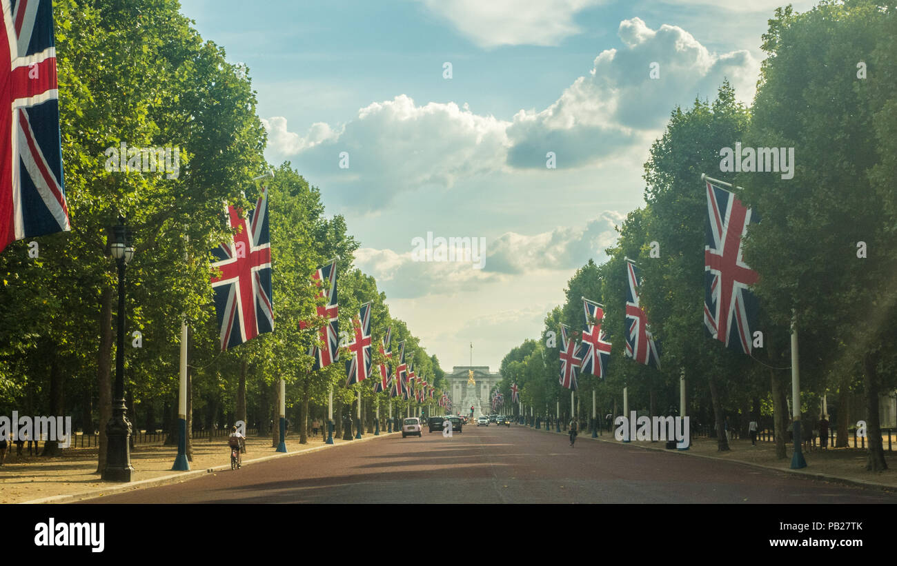 Union Jack Flag di rivestimento del Mall guardando verso la Regina Victoris Memorial di fronte a Buckingham Palace a Londra, Inghilterra Foto Stock