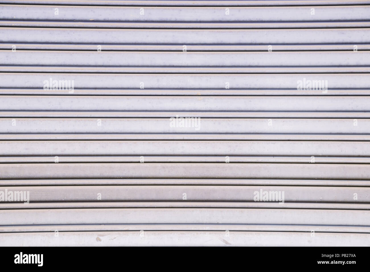 Luce di colore viola porta ad otturatore sullo sfondo Foto Stock