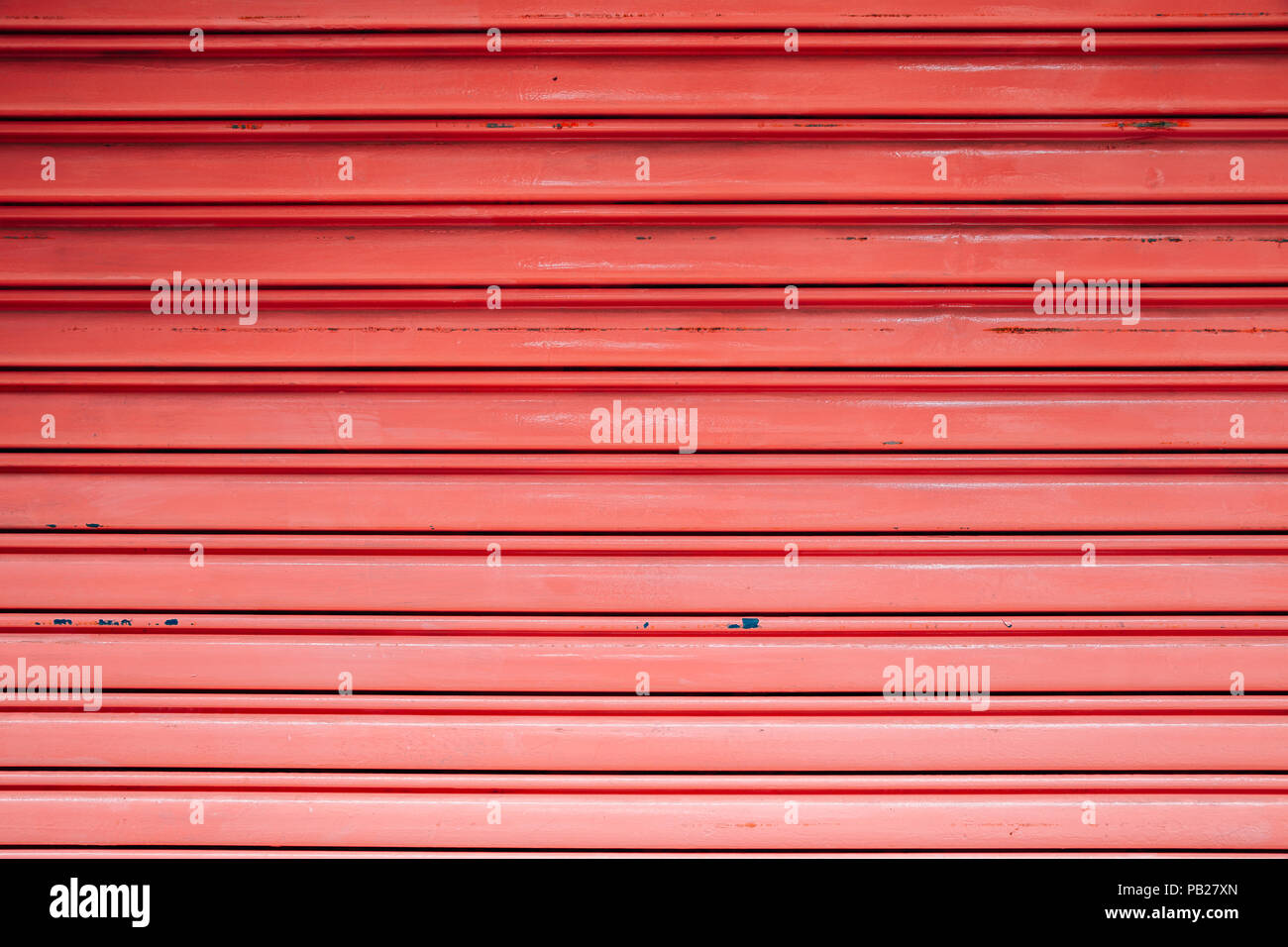 Colore rosso porta ad otturatore sullo sfondo Foto Stock