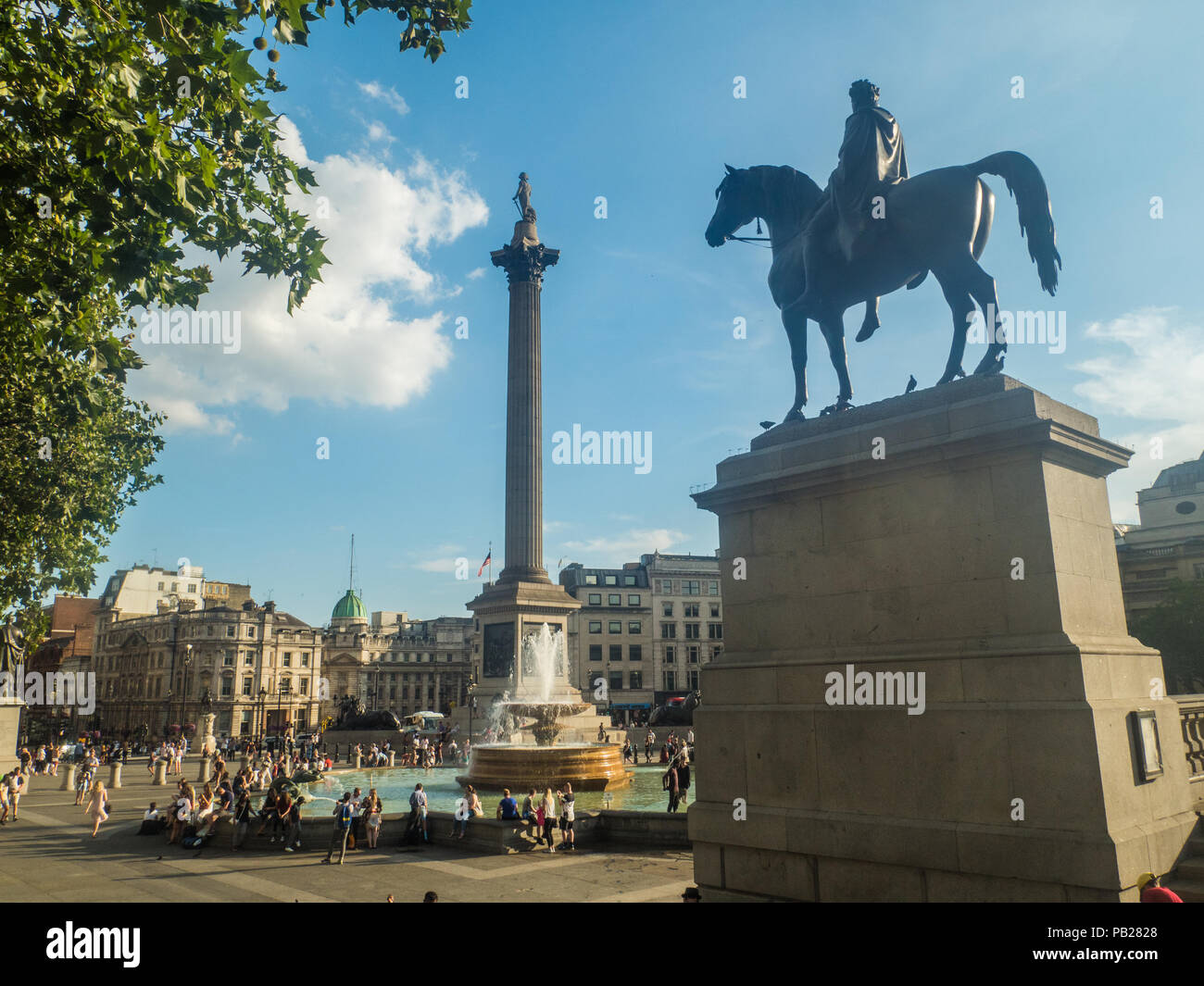 Trafalgar Square a Westminster, compresi Nelson la colonna e la statua equestre in bronzo di Giorgio IV, Londra, Inghilterra Foto Stock