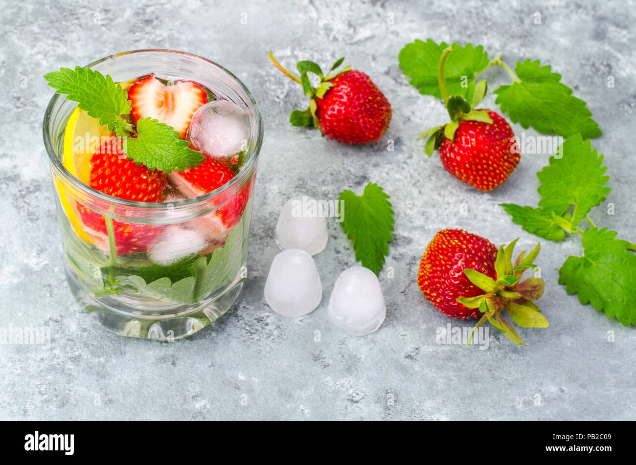 Il freddo bevanda estiva con fragole e limone e menta Foto Stock