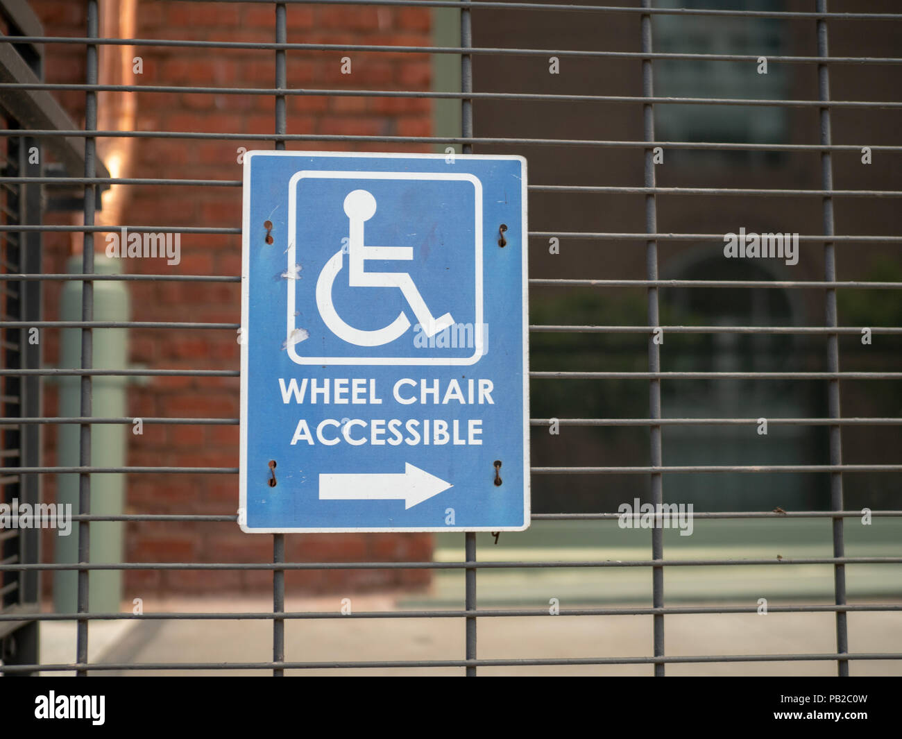 Accessibile in sedia a rotelle segno rivolto verso destra all'esterno posizionato all'aperto sul filo della ringhiera Foto Stock