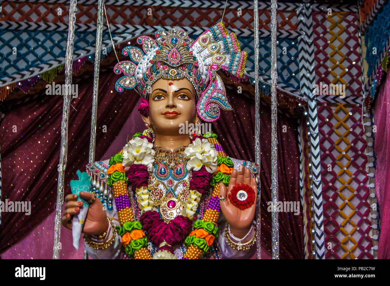 Statua del Signore indiano, Swaminarayan Hindu dio idolo nilkanth.statua del signore indiano, Swaminarayan Hindu dio nilkanth idolo. Foto Stock