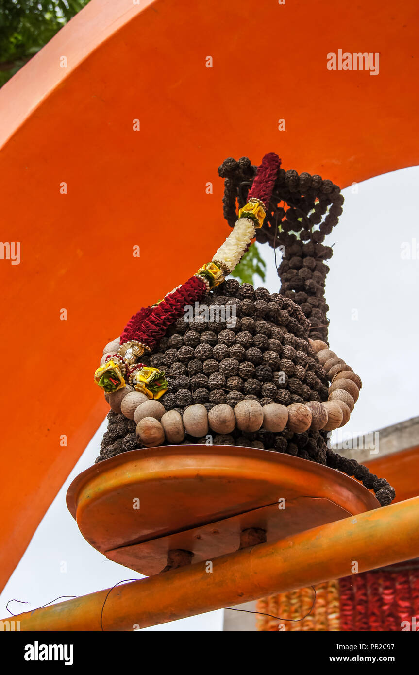 Dio indù Shiva's Shivling con decorazione di Rudraksh. Shiv Ling decorate con rudrakhs. Foto Stock